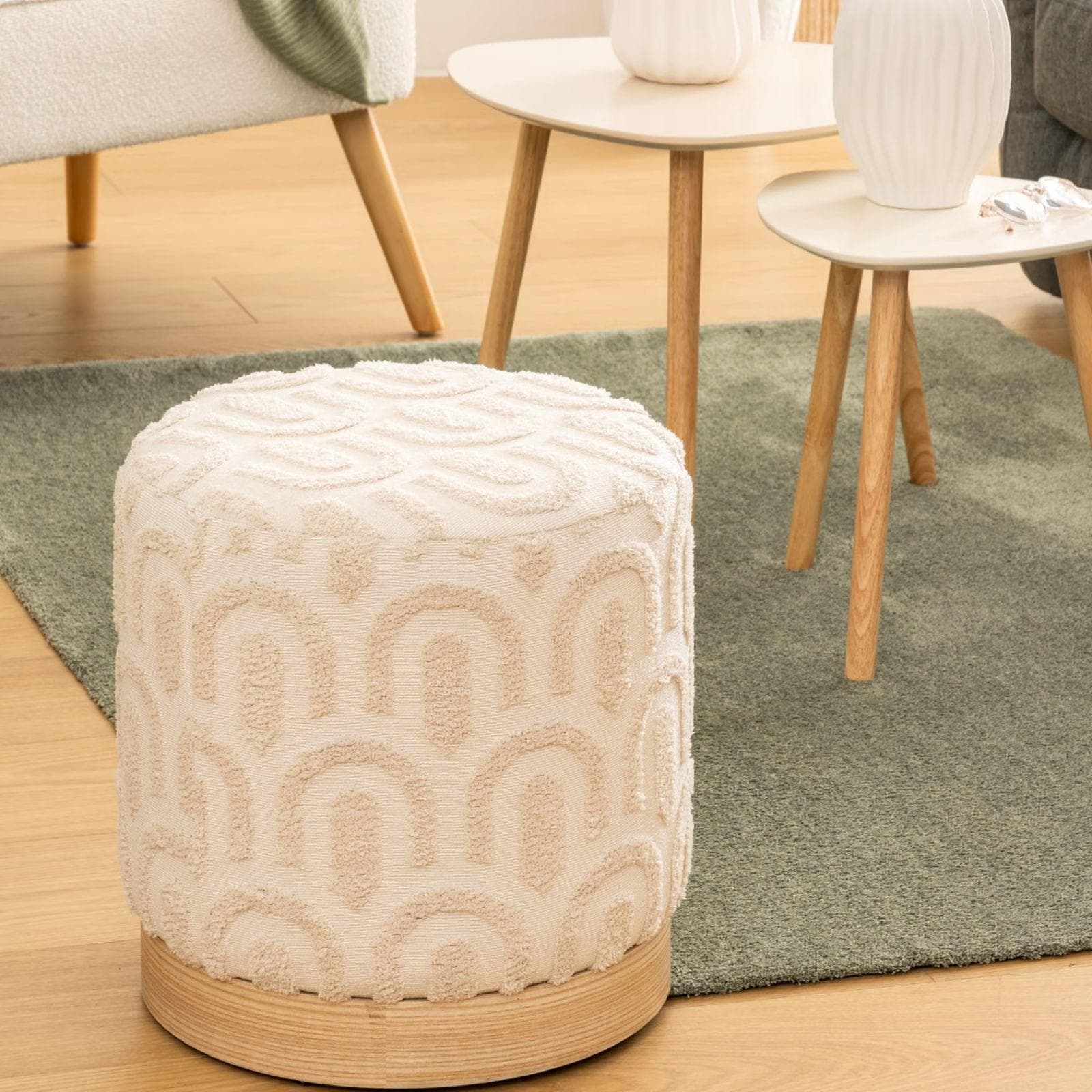 Pouf rotondo 38 cm in tessuto bianco con base in legno di pino e motivo in bouclé