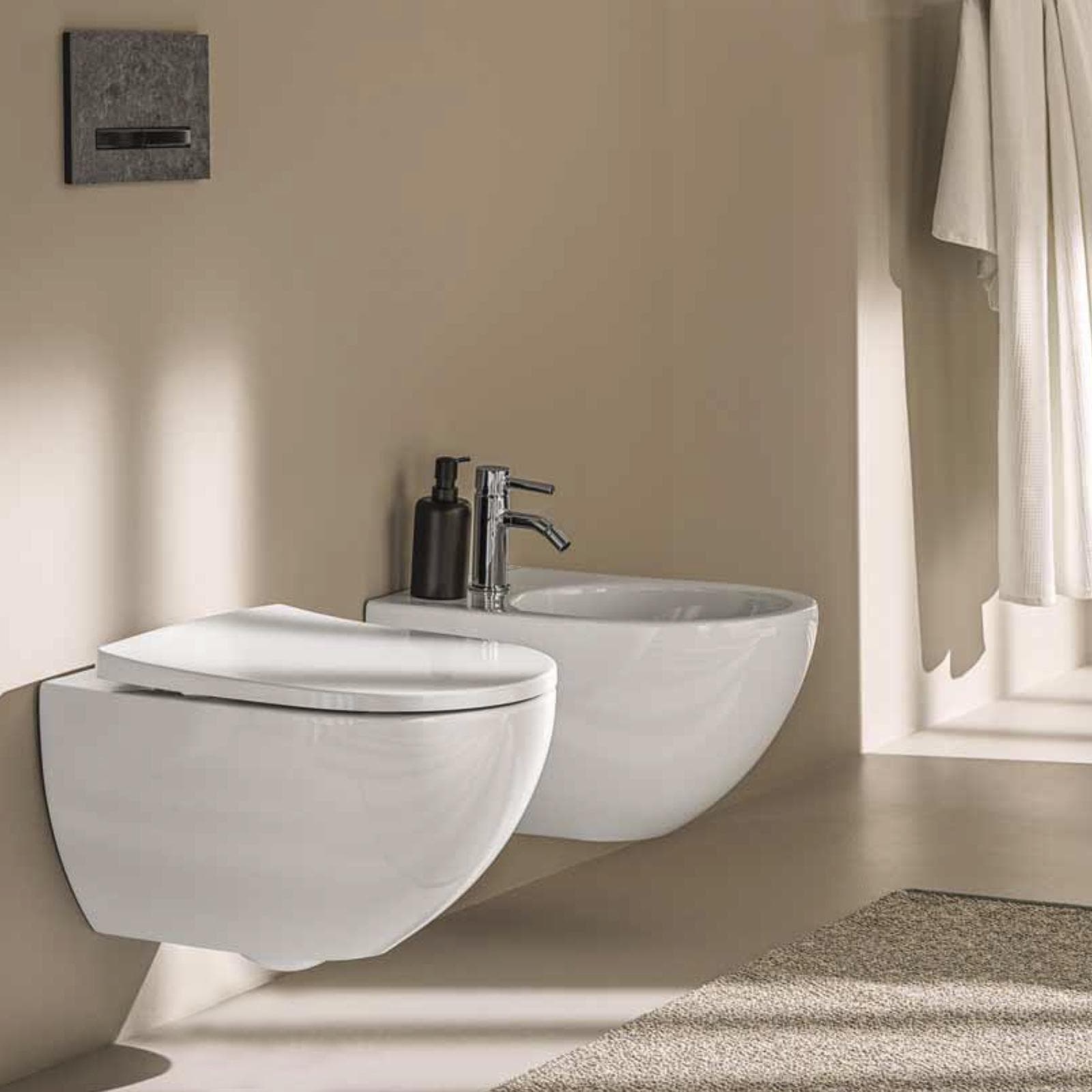 Sanitari sospesi a cacciata rimfree sedile SoftClose keratect Serie Acanto - Geberit