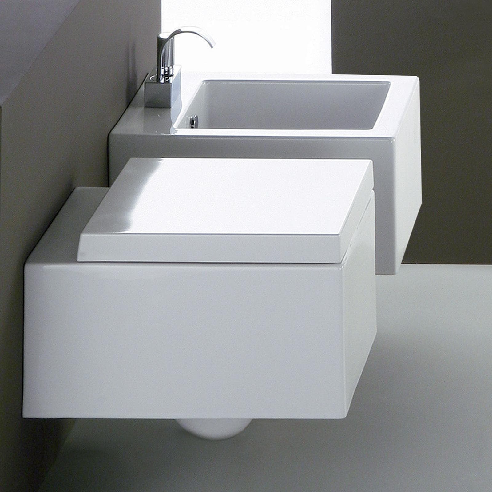 Sanitari sospesi in ceramica serie con sedile copri wc chiusura rallentata - Frozen di Simas