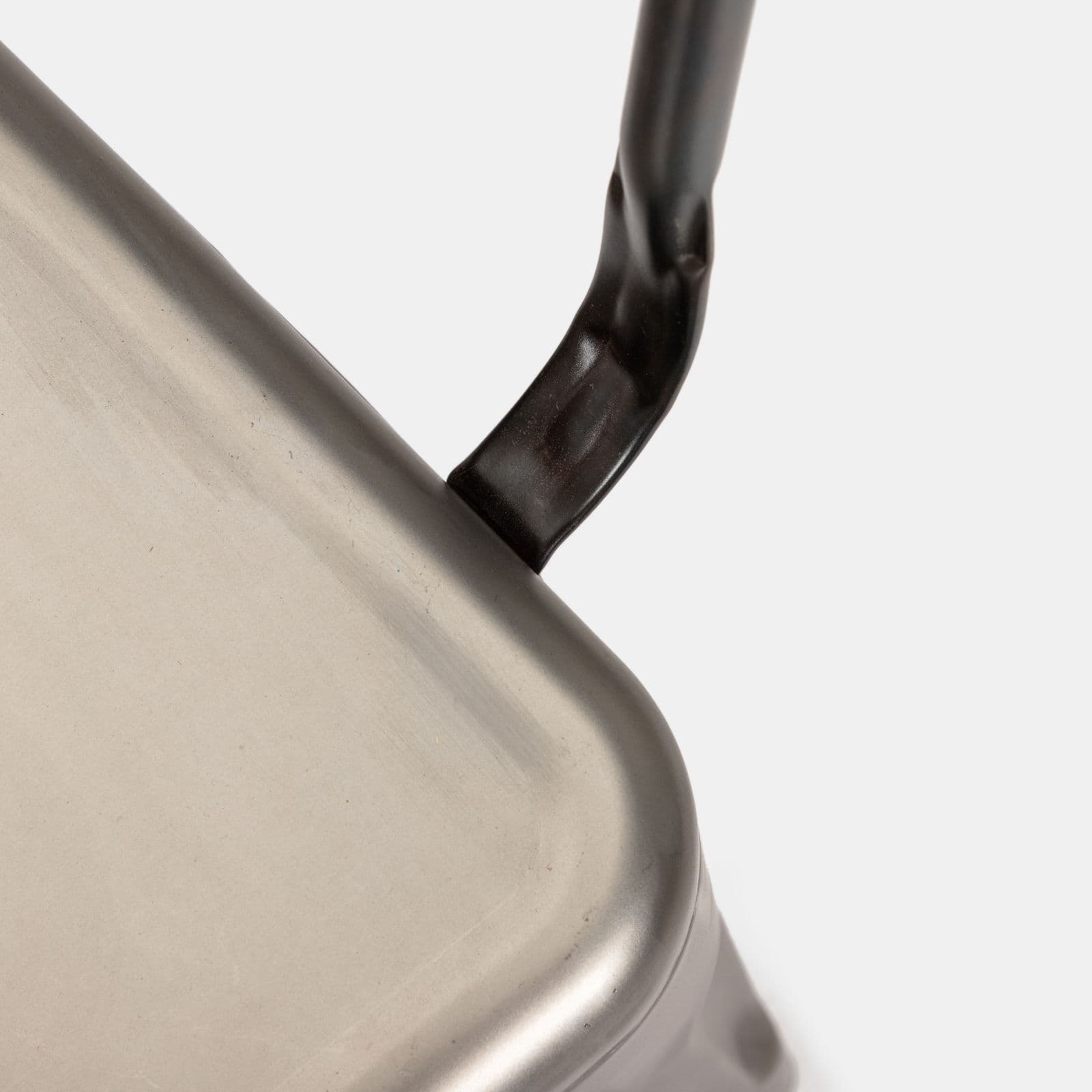 Sedia con braccioli impilabile stile industrial grigio spazzolato - Farley