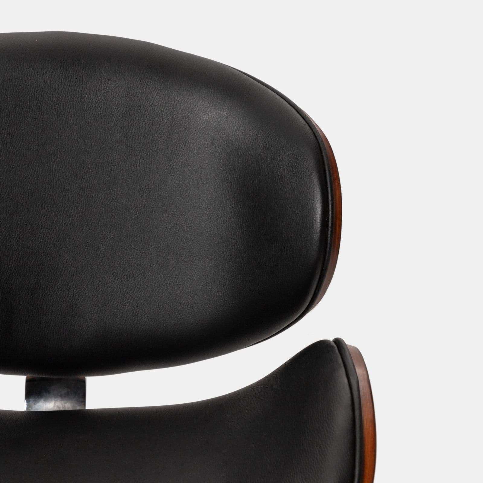 Sedia da ufficio in similpelle nera con rivestimento in legno e base cromata - Dabu