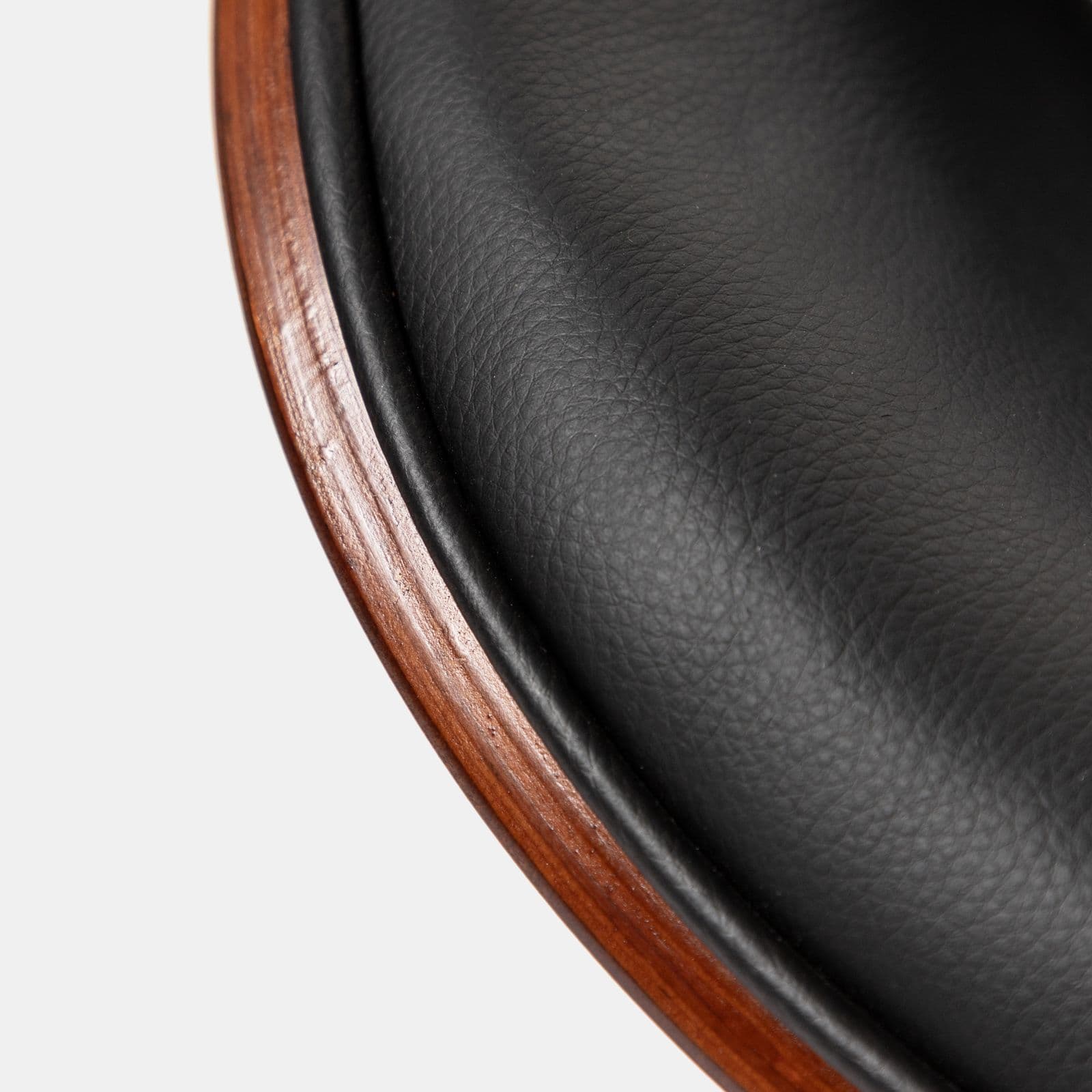 Sedia da ufficio in similpelle nera con rivestimento in legno e base cromata - Dabu