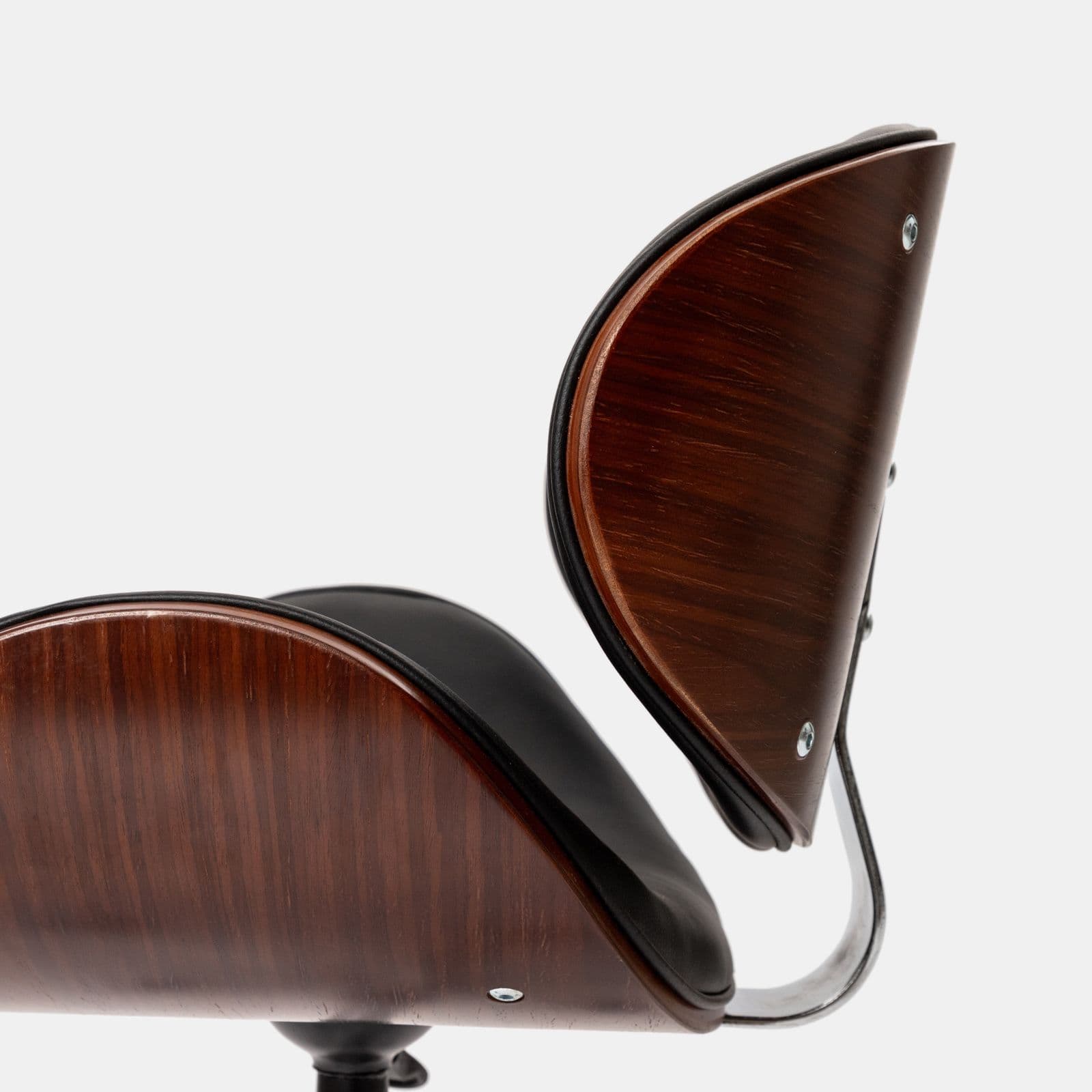 Sedia da ufficio in similpelle nera con rivestimento in legno e base cromata - Dabu