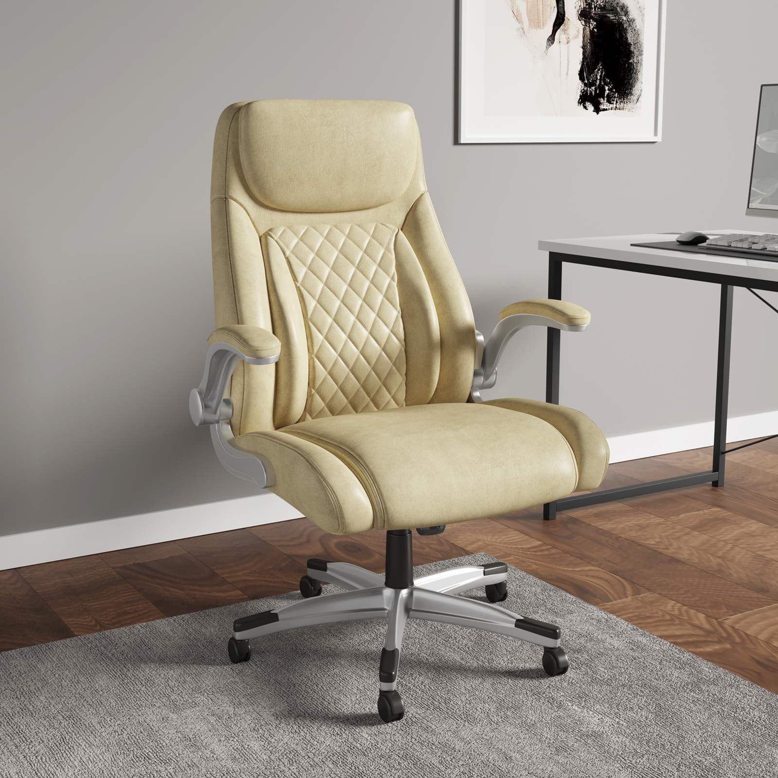 Poltrona da ufficio girevole imbottita in similpelle beige con base e braccioli satinati - Collin