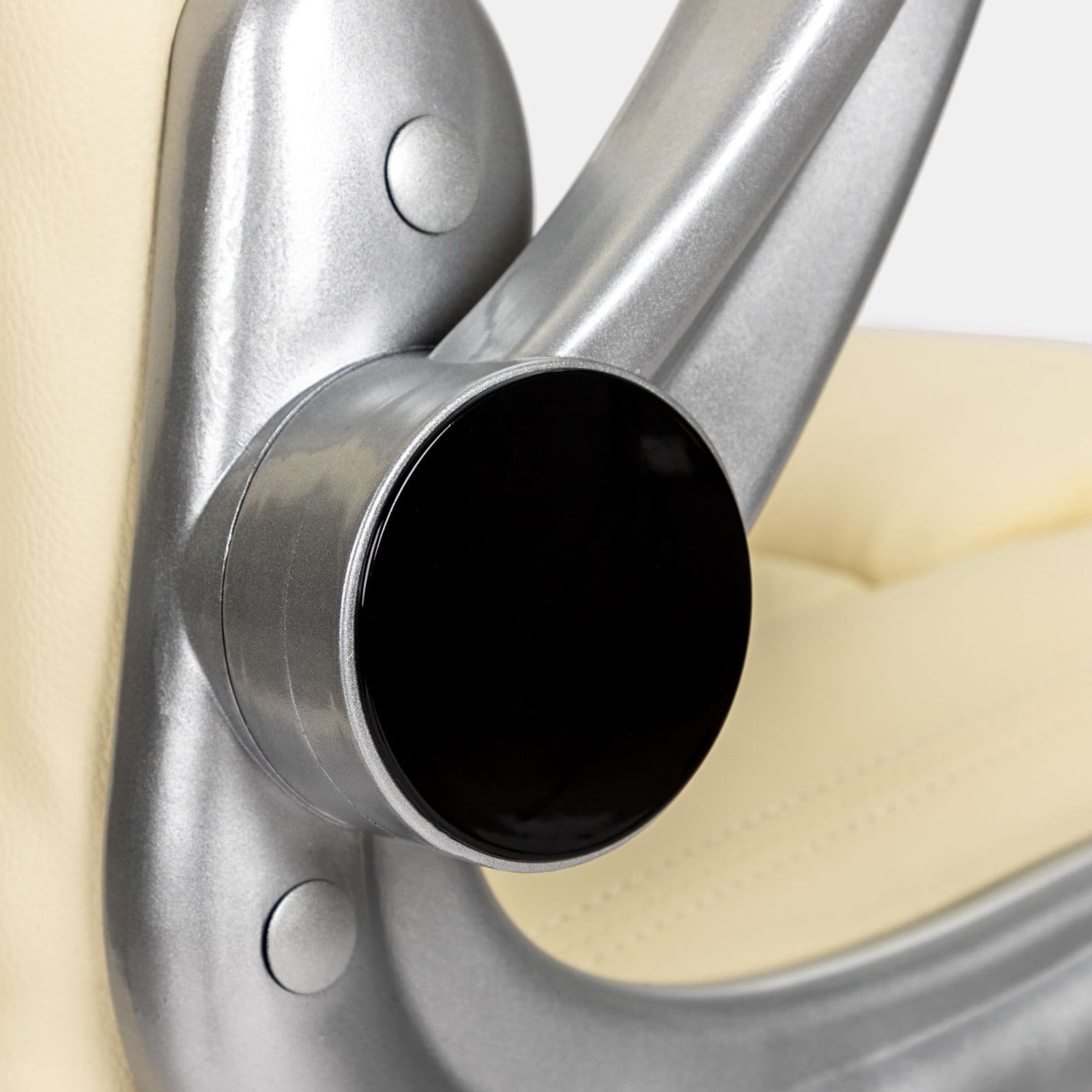 Poltrona da ufficio girevole imbottita in similpelle beige con base e braccioli satinati - Collin
