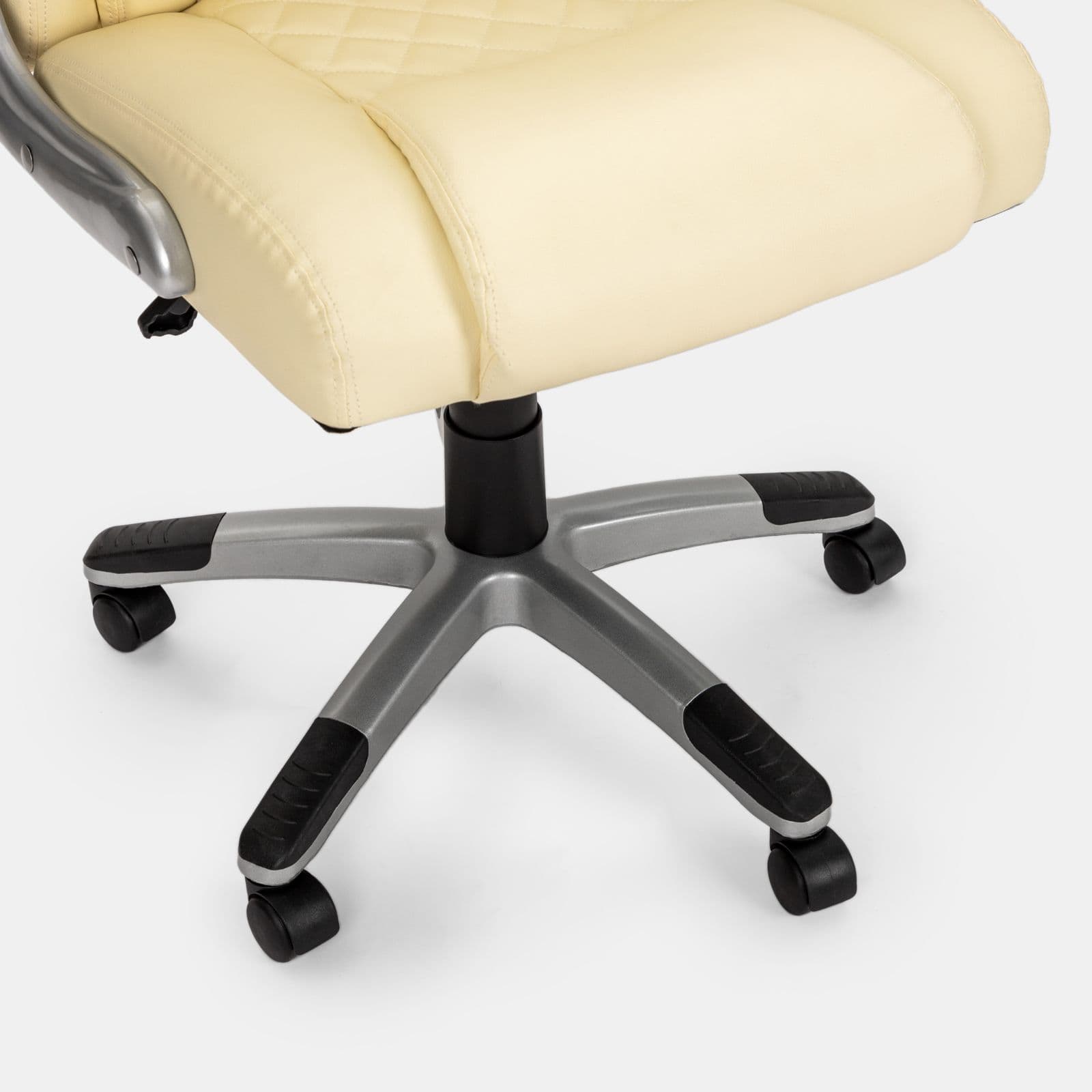Poltrona da ufficio girevole imbottita in similpelle beige con base e braccioli satinati - Collin