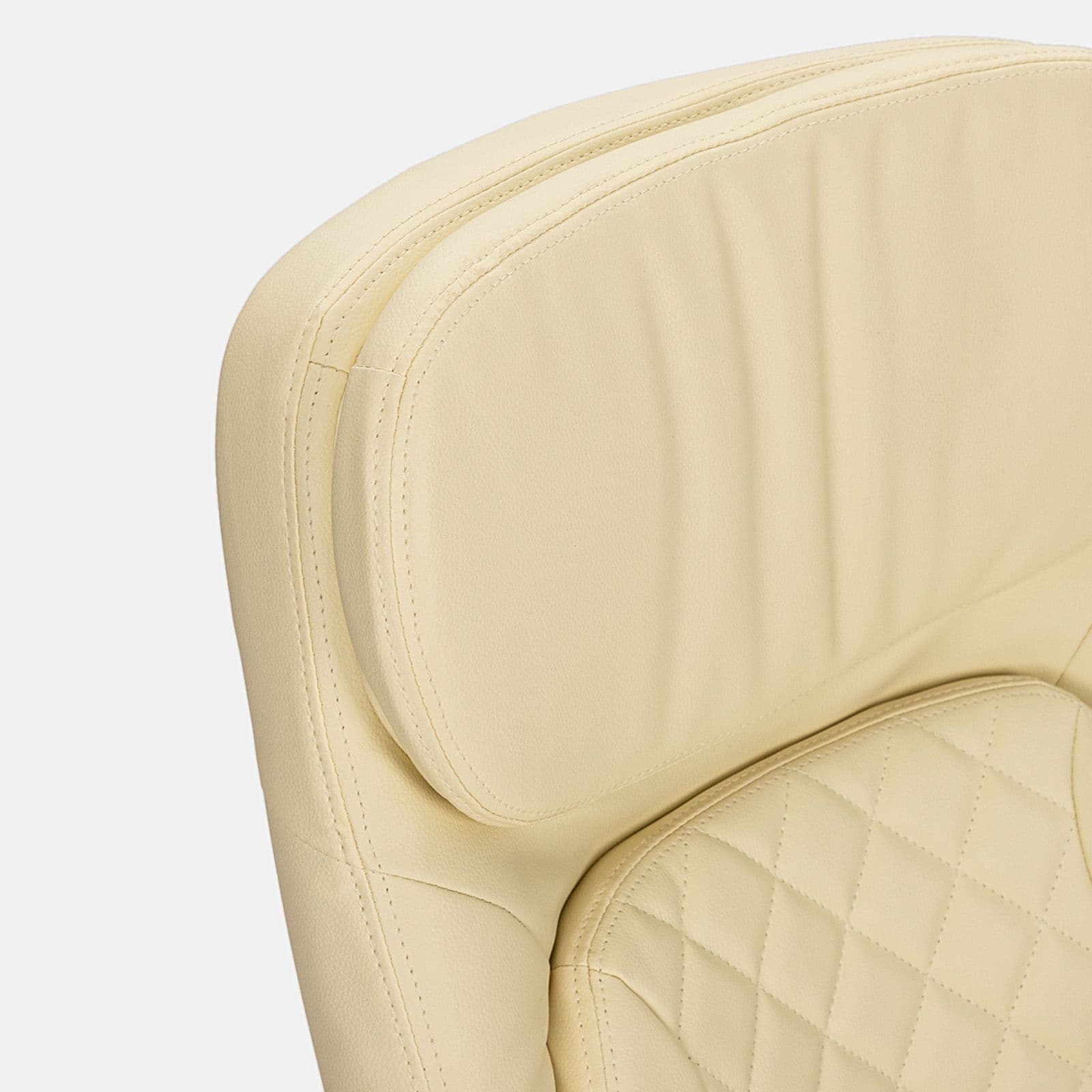 Poltrona da ufficio girevole imbottita in similpelle beige con base e braccioli satinati - Collin