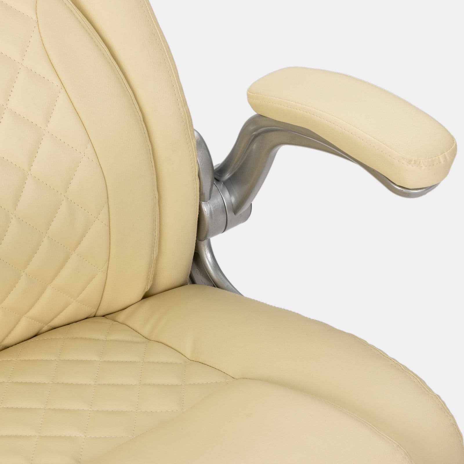Poltrona da ufficio girevole imbottita in similpelle beige con base e braccioli satinati - Collin