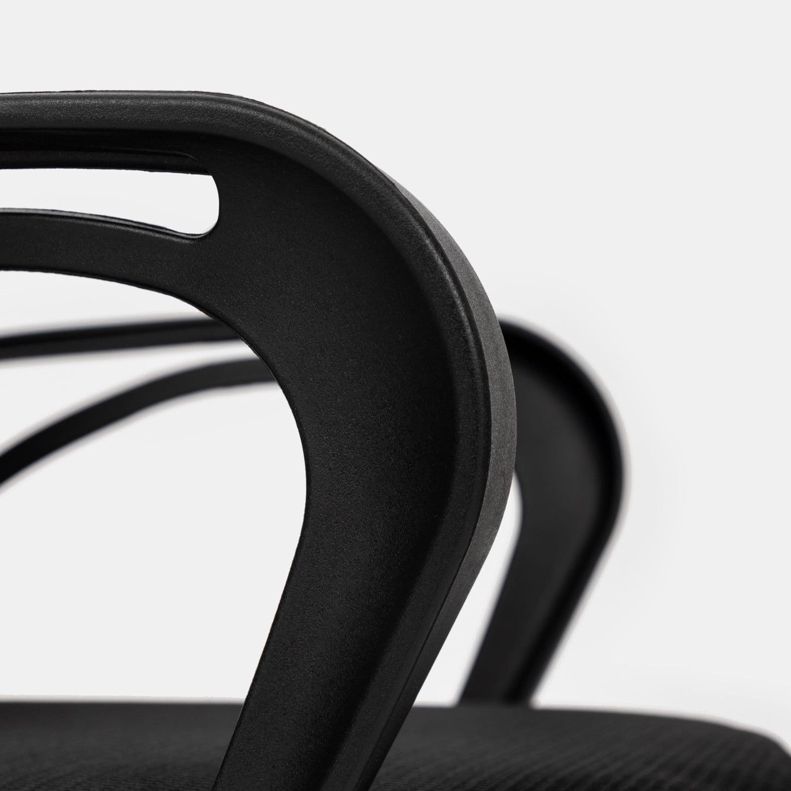 Poltrona da ufficio girevole in tessuto mesh nero e schienale traspirante grigio - Caprilla