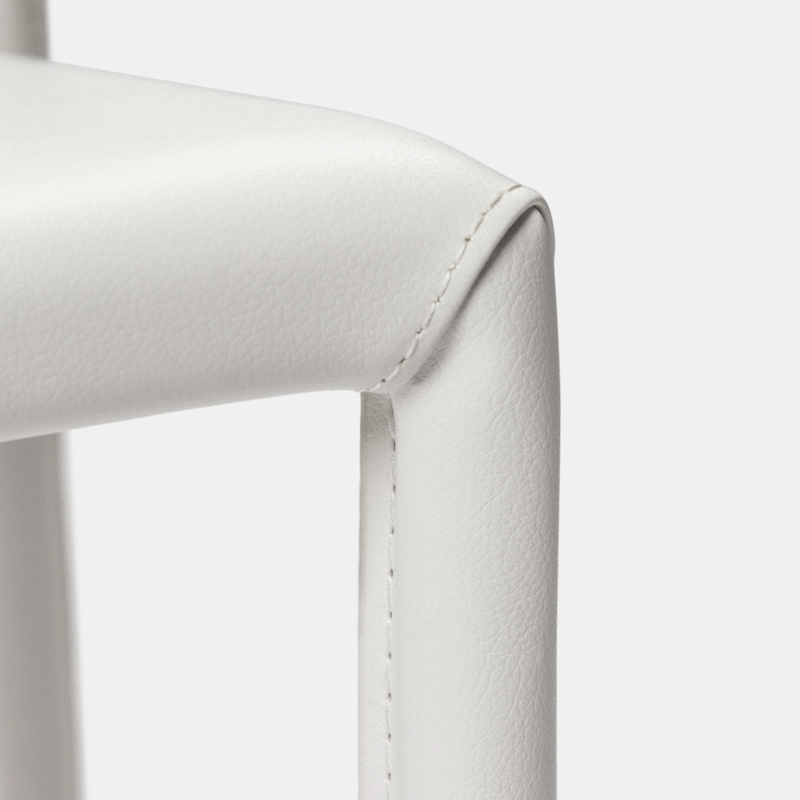Sedia in similpelle bianca con gambe in metallo rivestite - Manfredi