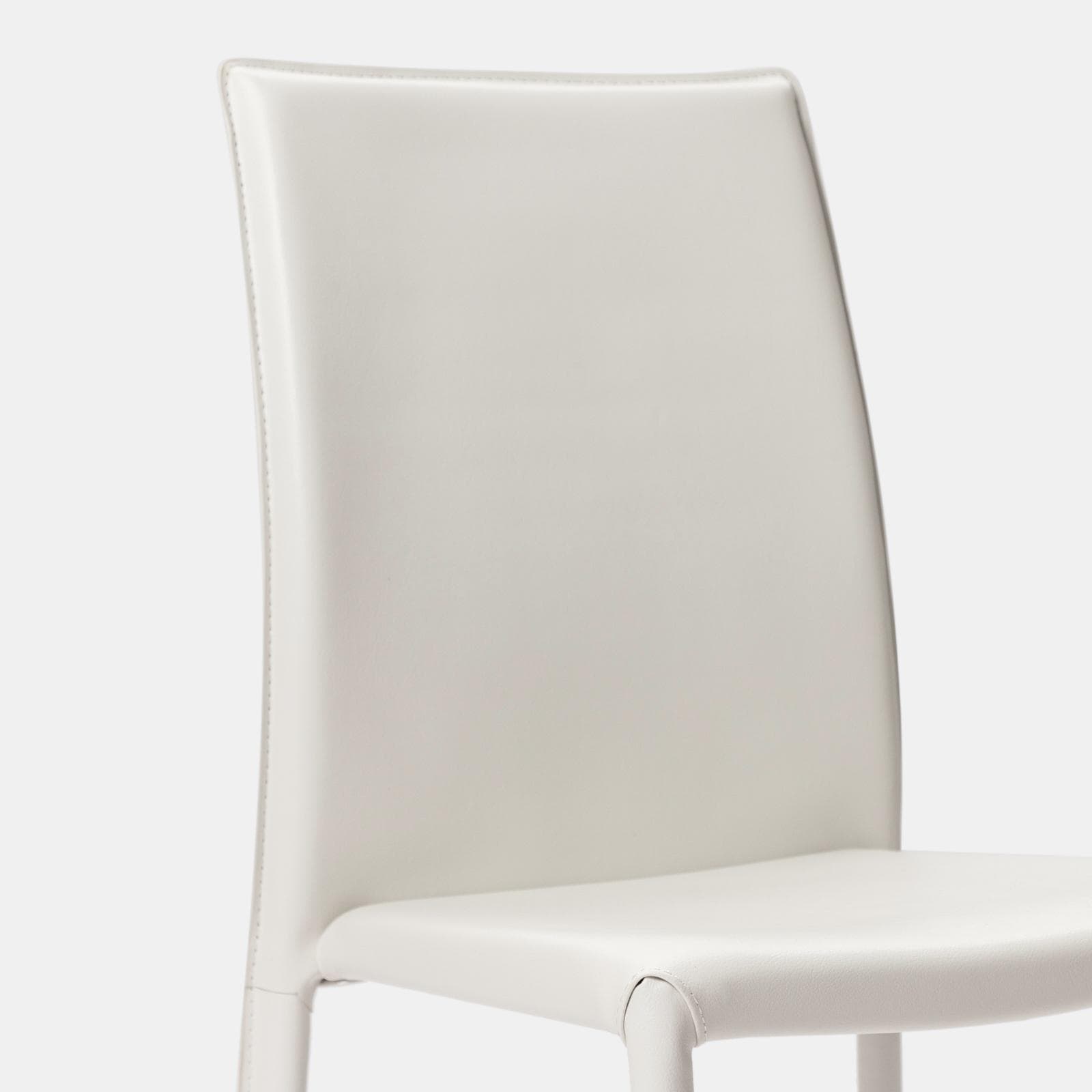 Sedia in similpelle bianca con gambe in metallo rivestite - Manfredi