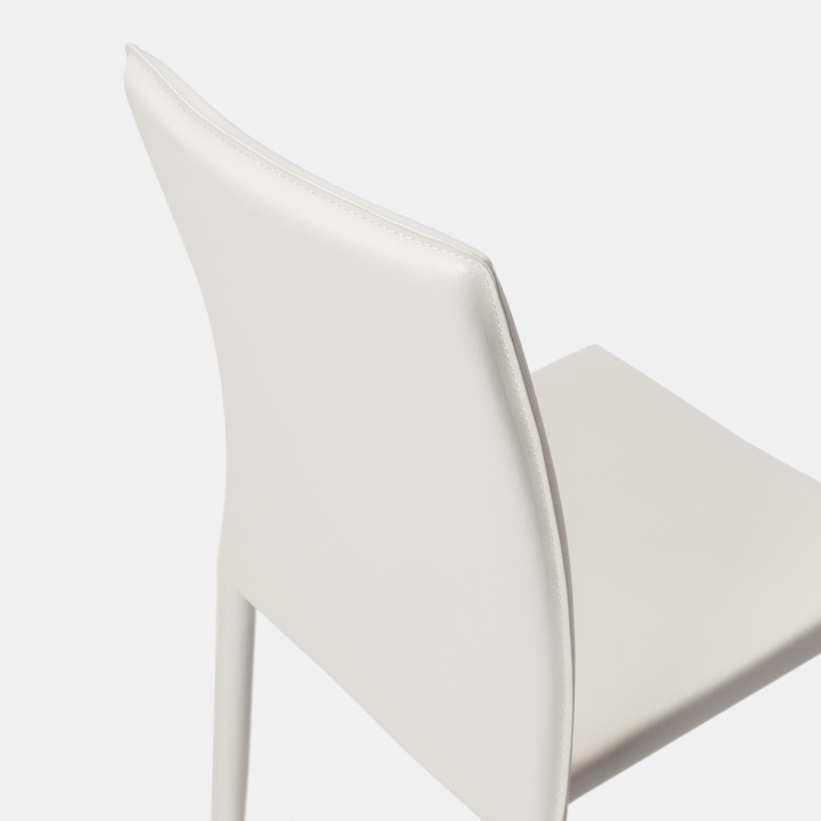 Sedia in similpelle bianca con gambe in metallo rivestite - Manfredi