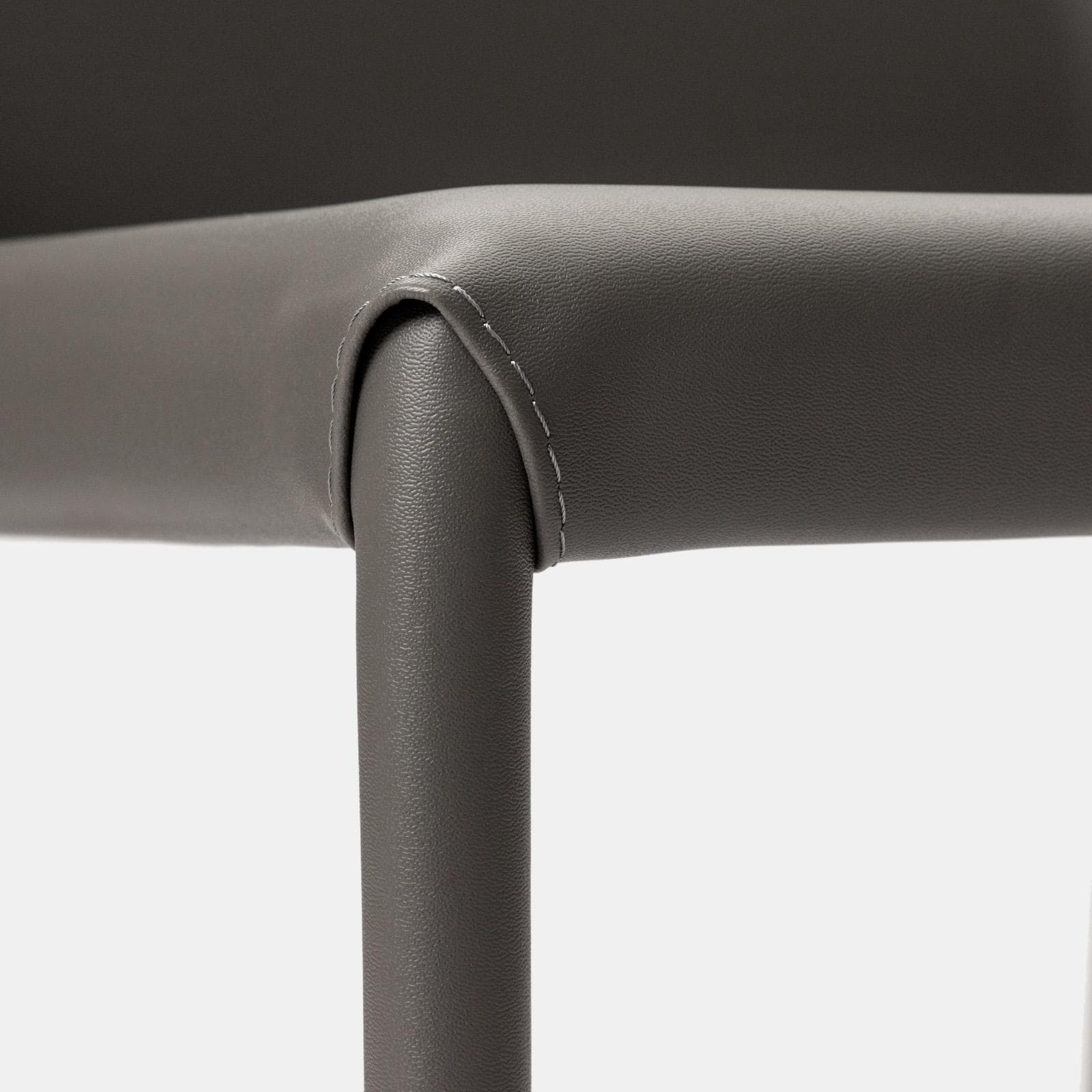 Sedia in similpelle grigio scuro con gambe in metallo rivestite - Molving