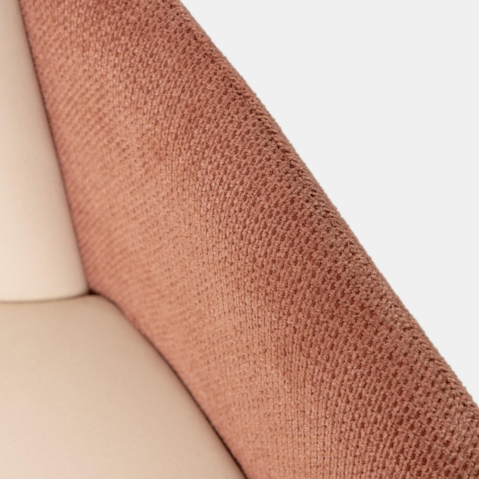 Set 2 poltrone in velluto beige con braccioli e schienale in tessuto rosa antico e gambe in metallo nero - Shayla