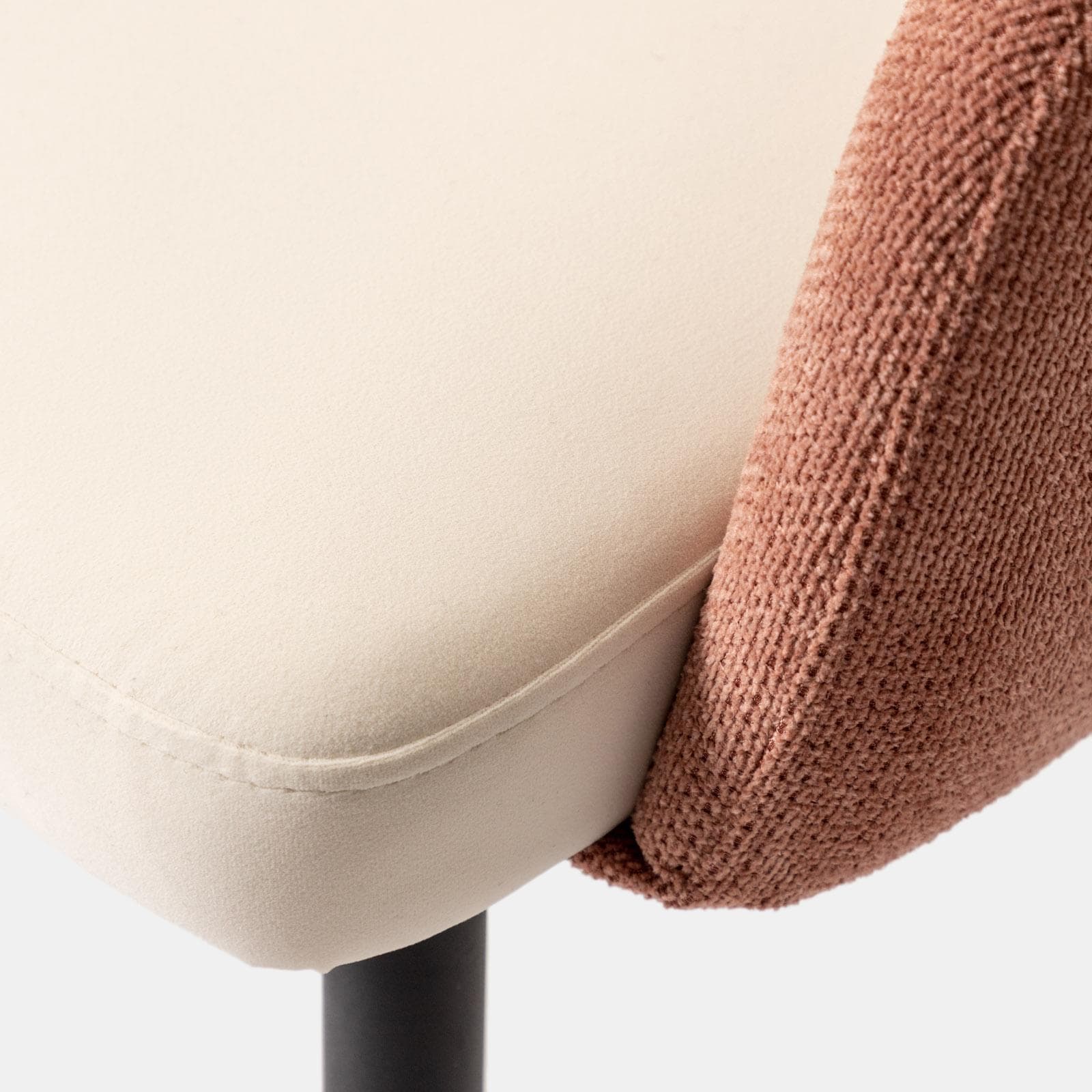 Set 2 poltrone in velluto beige con braccioli e schienale in tessuto rosa antico e gambe in metallo nero - Shayla