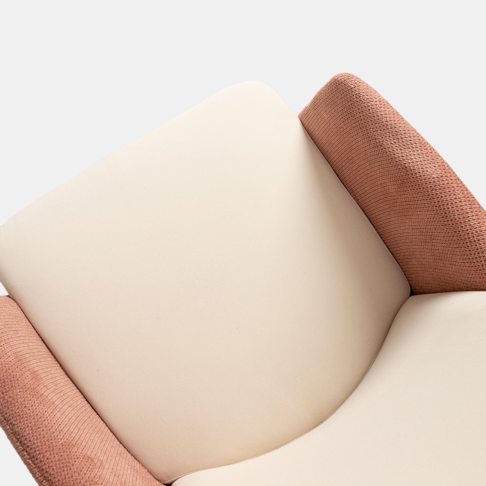 Set 2 poltrone in velluto beige con braccioli e schienale in tessuto rosa antico e gambe in metallo nero - Shayla