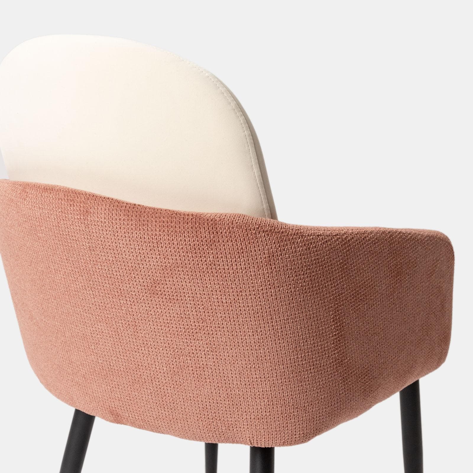 Set 2 poltrone in velluto beige con braccioli e schienale in tessuto rosa antico e gambe in metallo nero - Shayla