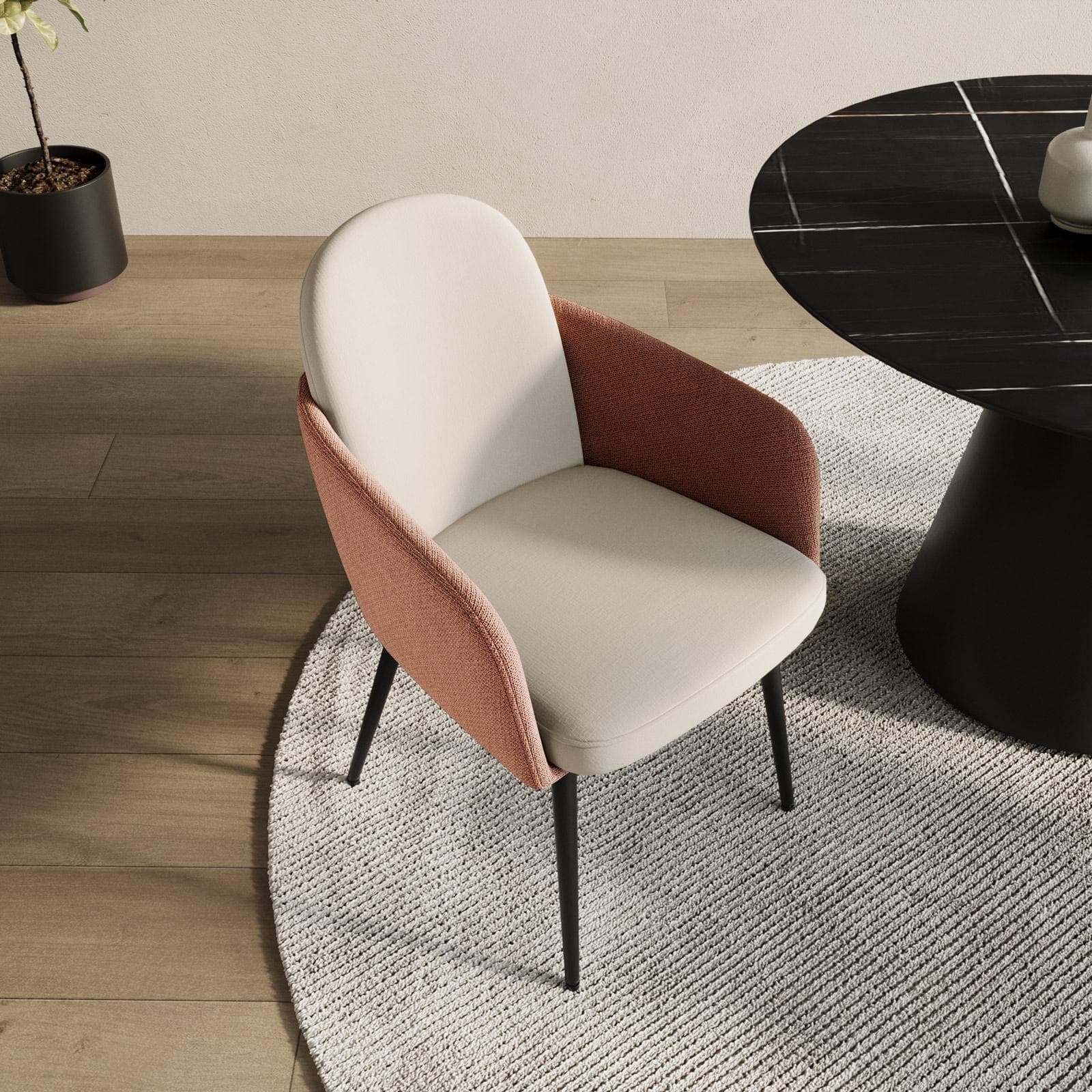 Set 2 poltrone in velluto beige con braccioli e schienale in tessuto rosa antico e gambe in metallo nero - Shayla