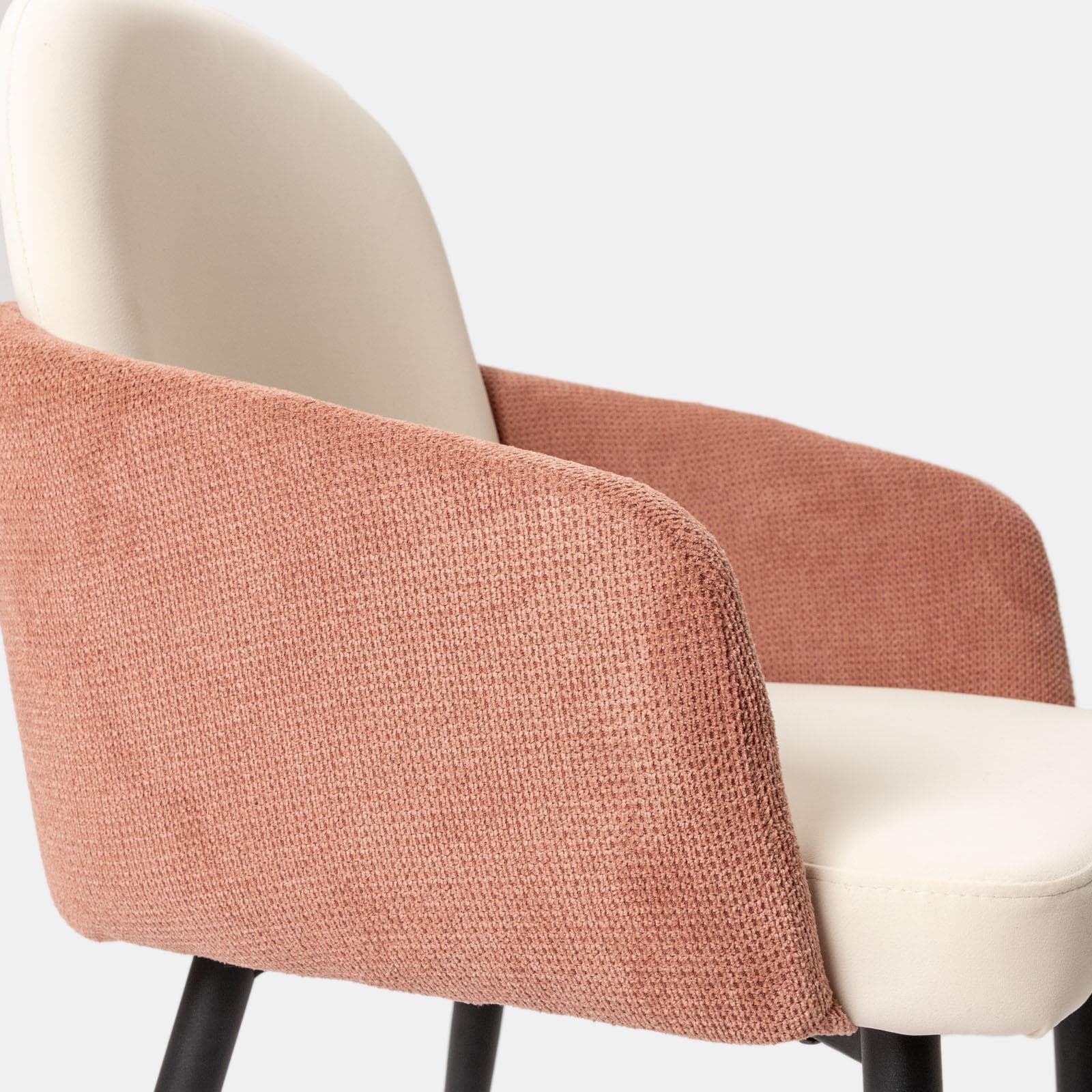 Set 2 poltrone in velluto beige con braccioli e schienale in tessuto rosa antico e gambe in metallo nero - Shayla