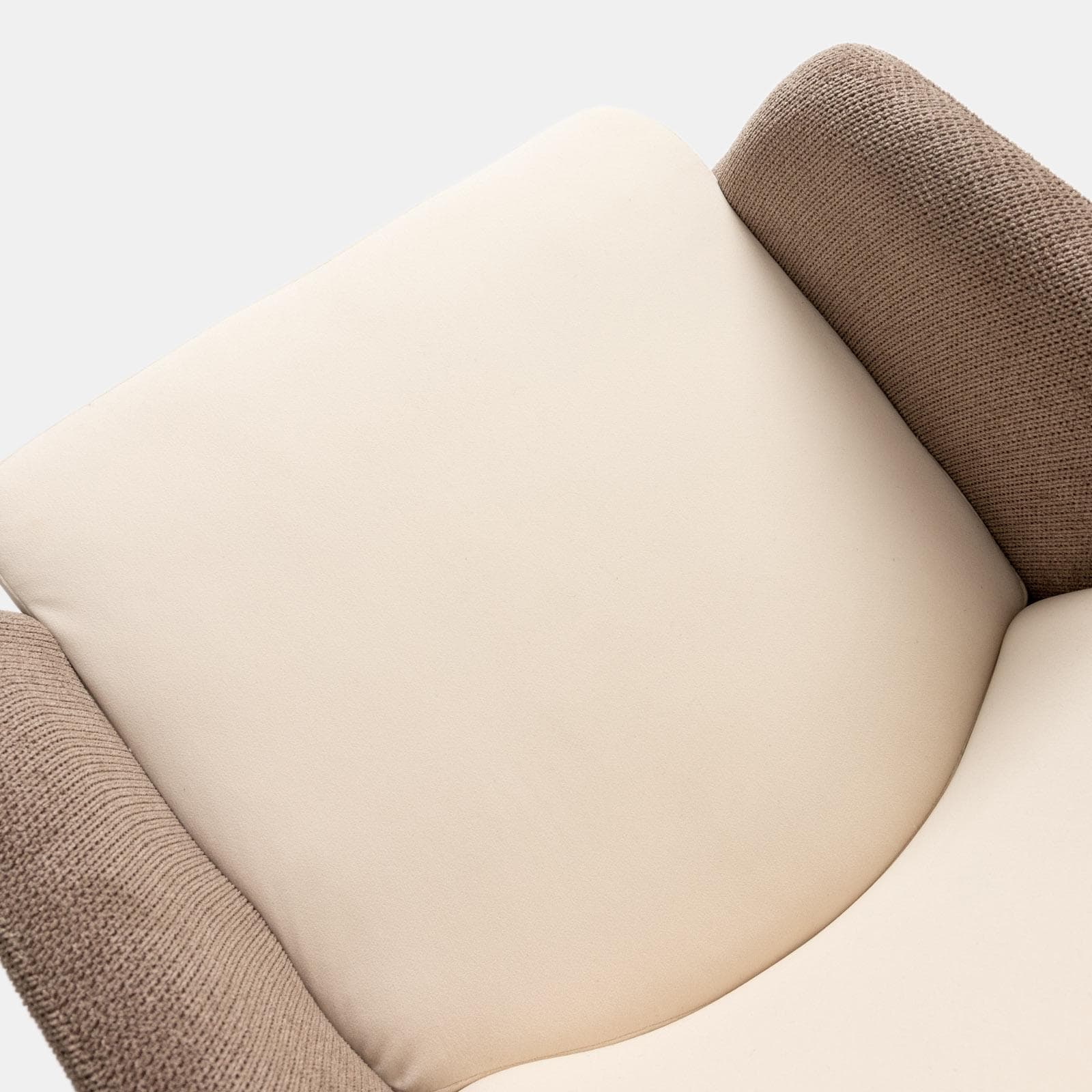 Set 2 poltrone in velluto beige con braccioli e schienale in tessuto tortora e gambe in metallo nero - Shayla