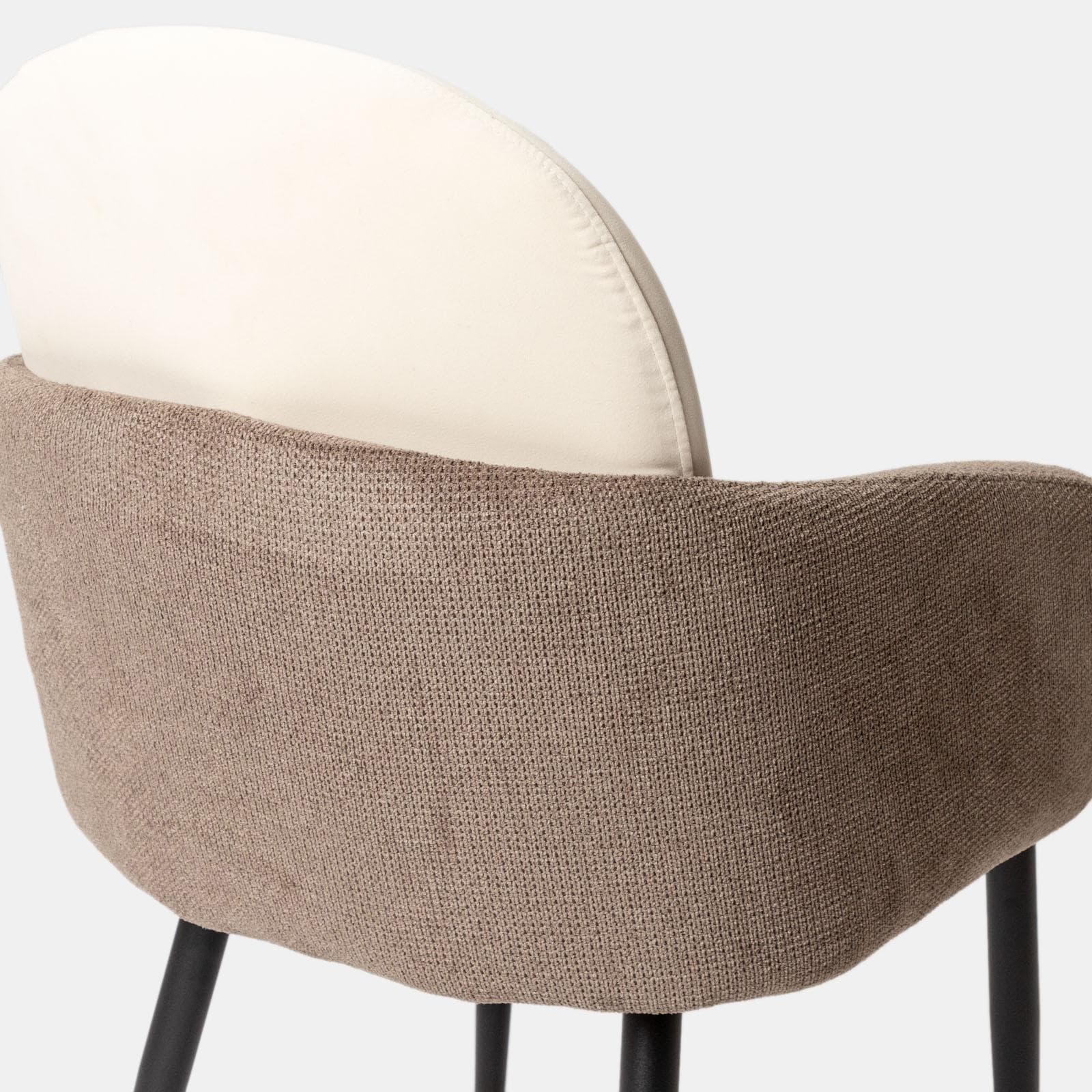 Set 2 poltrone in velluto beige con braccioli e schienale in tessuto tortora e gambe in metallo nero - Shayla