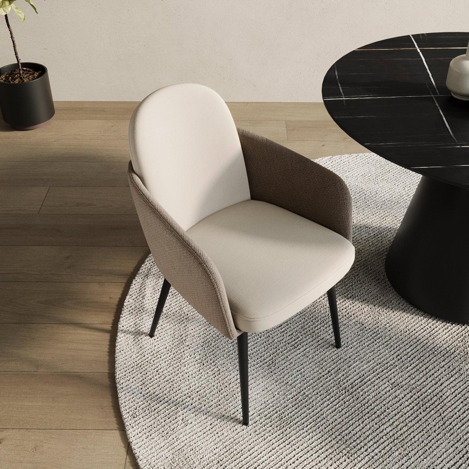 Set 2 poltrone in velluto beige con braccioli e schienale in tessuto tortora e gambe in metallo nero - Shayla