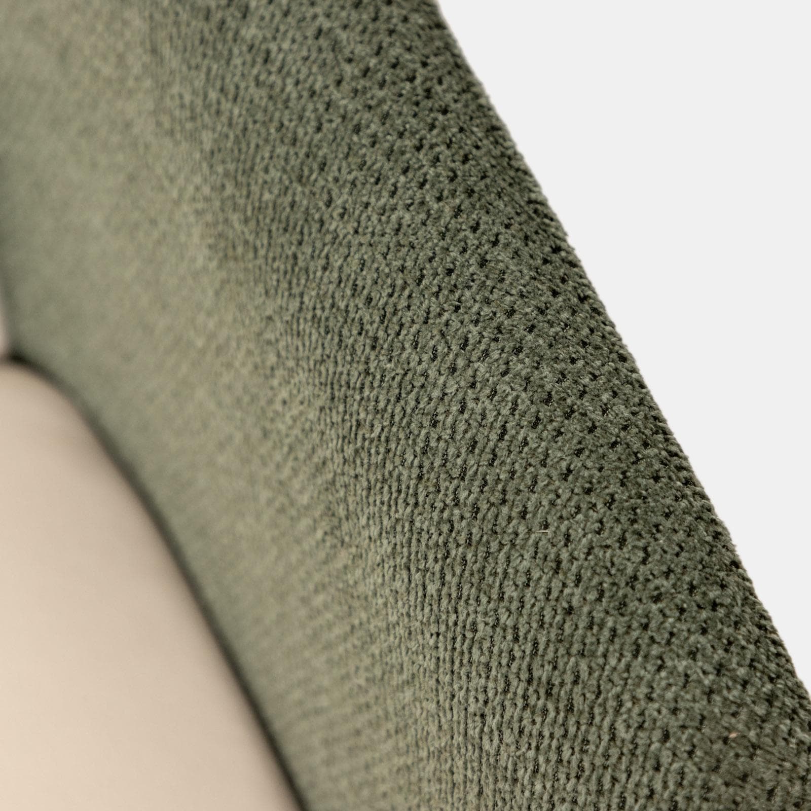 Set 2 poltrone in velluto beige con braccioli e schienale in tessuto verde e gambe in metallo nero - Shayla