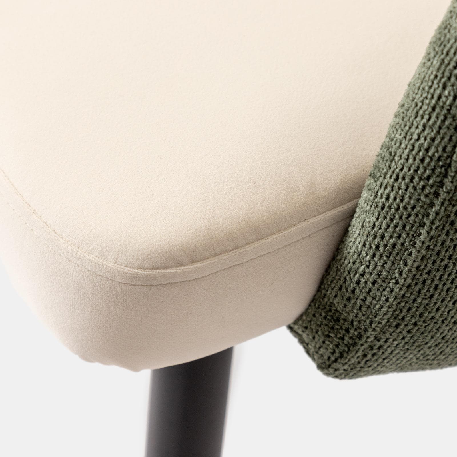 Set 2 poltrone in velluto beige con braccioli e schienale in tessuto verde e gambe in metallo nero - Shayla