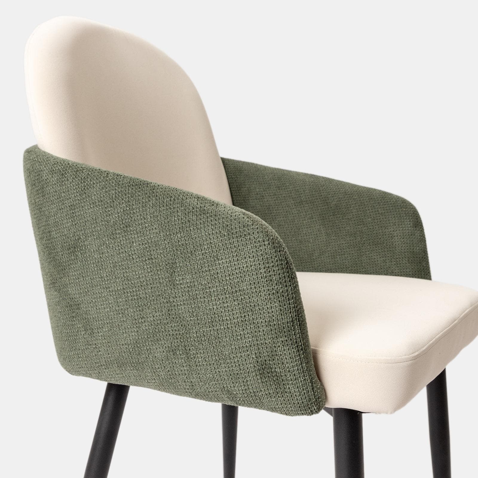 Set 2 poltrone in velluto beige con braccioli e schienale in tessuto verde e gambe in metallo nero - Shayla
