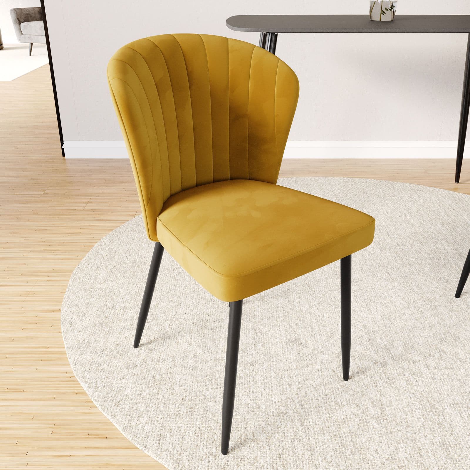 Set 2 sedie in velluto giallo ocra con schienale a conchiglia e gambe in metallo nero - Halima