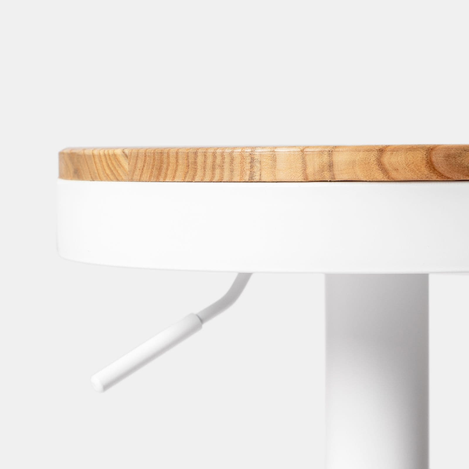 Set 2 sgabelli con poggiapiedi in metallo bianco e seduta in legno - Dynamo
