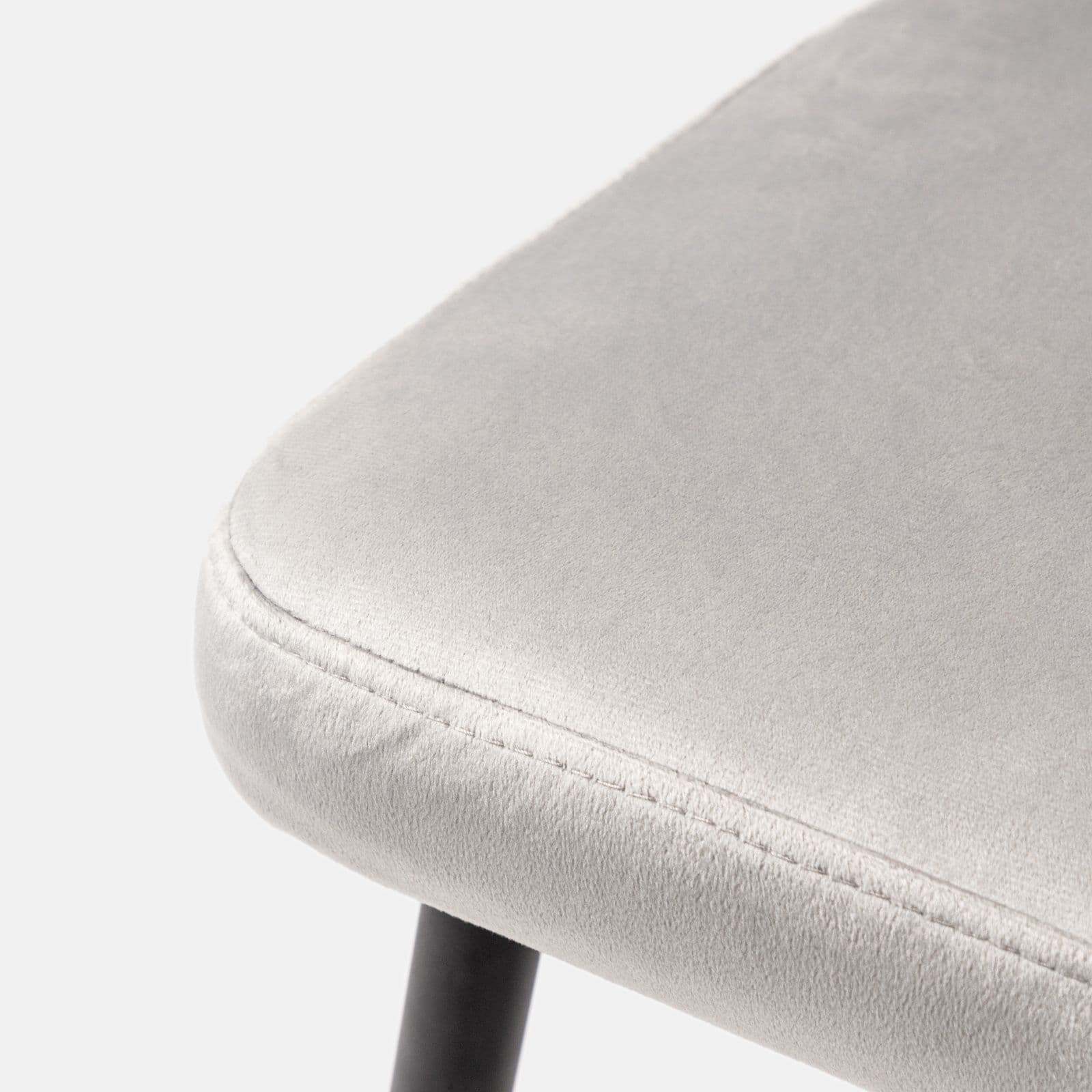 Set 2 sgabelli in velluto grigio chiaro con schienale a conchiglia e gambe in metallo nero - Halima