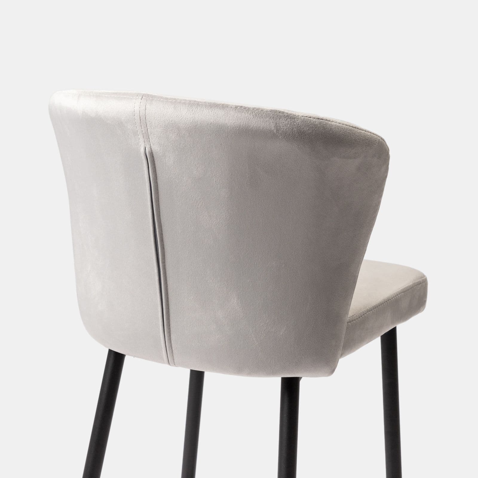 Set 2 sgabelli in velluto grigio chiaro con schienale a conchiglia e gambe in metallo nero - Halima