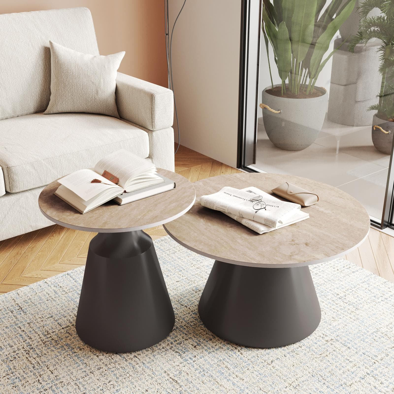 Set 2 tavolini tondi 50 e 70 cm in ceramica beige effetto travertino e base in metallo grigio - Mikado