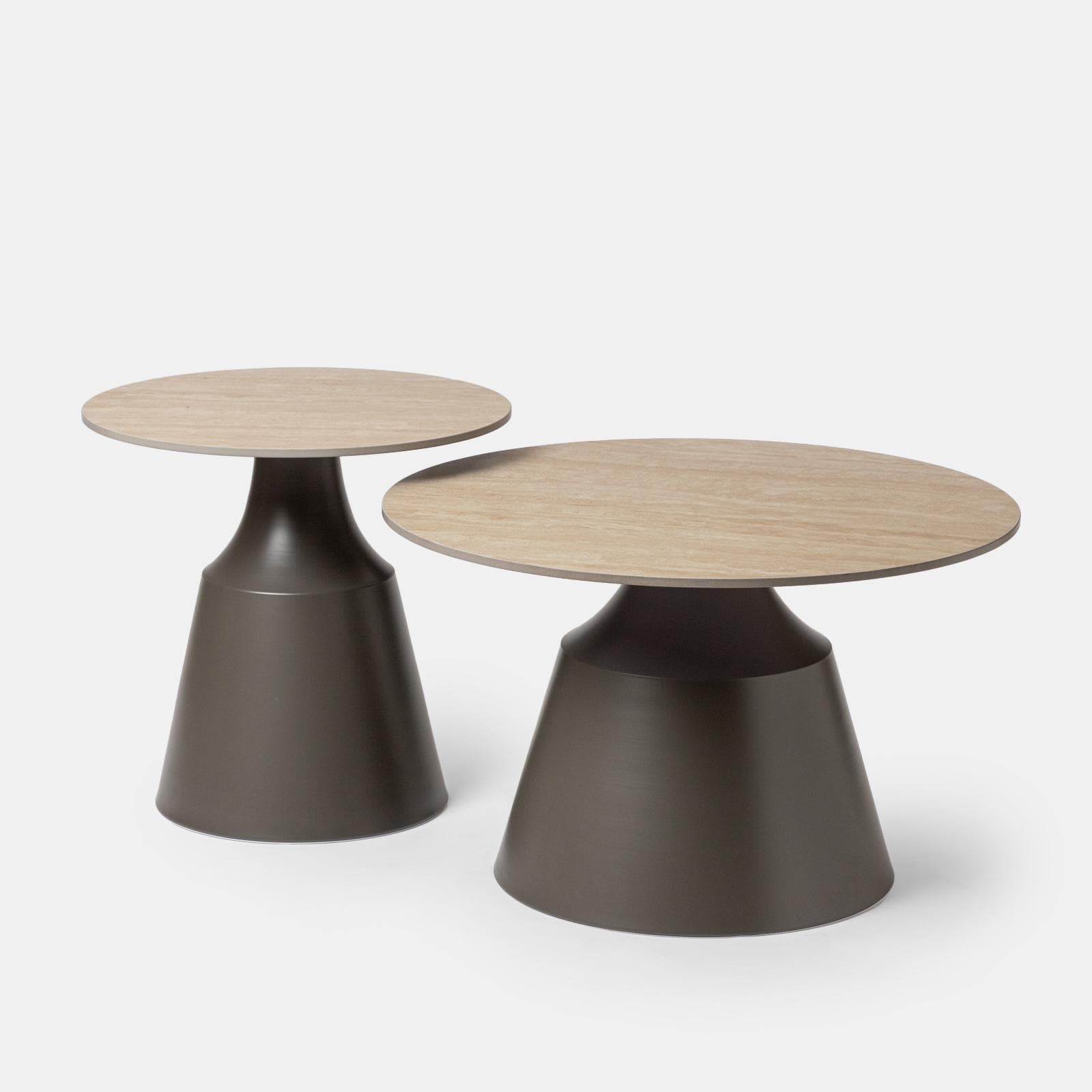 Set 2 tavolini tondi 50 e 70 cm in ceramica beige effetto travertino e base in metallo grigio - Mikado