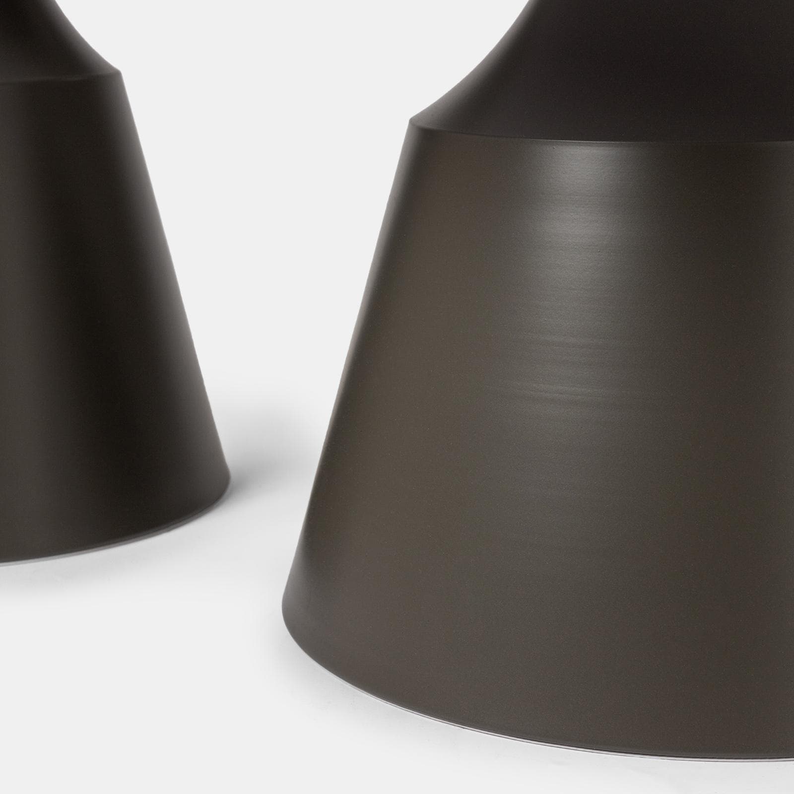 Set 2 tavolini tondi 50 e 70 cm in ceramica beige effetto travertino e base in metallo grigio - Mikado