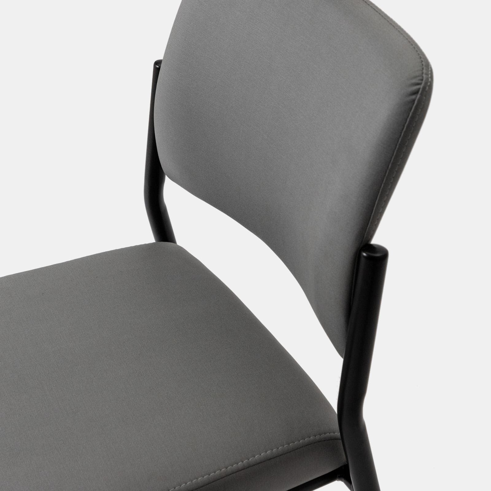 Set 4 sedie da ufficio imbottite in tessuto grigio e gambe in metallo nero - Gomez