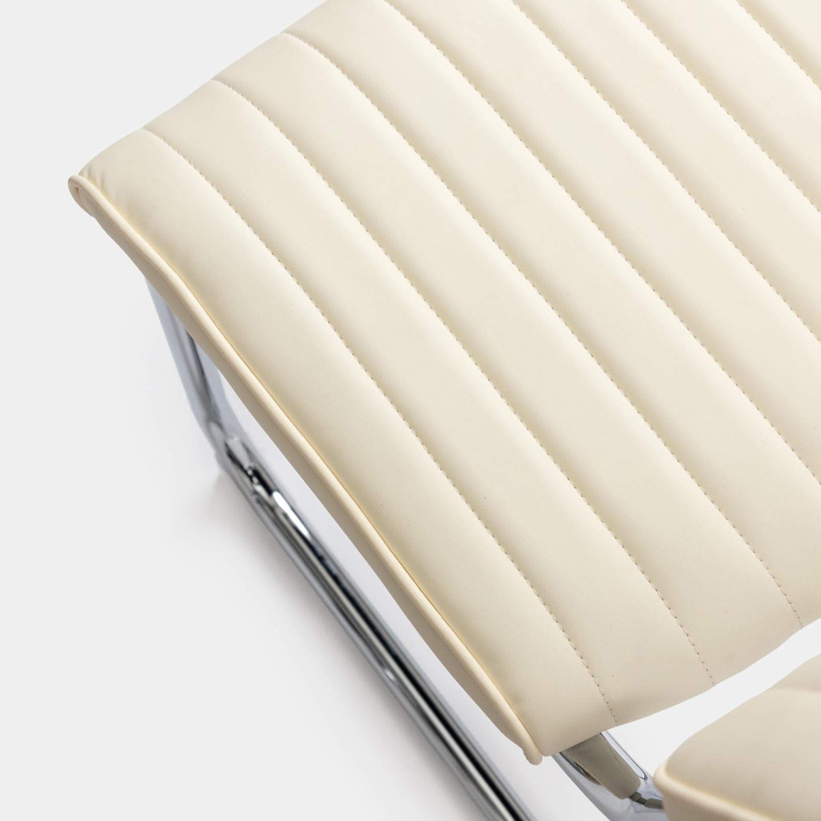 Set 4 sedie in similpelle crema con struttura in metallo cromo - Bridget