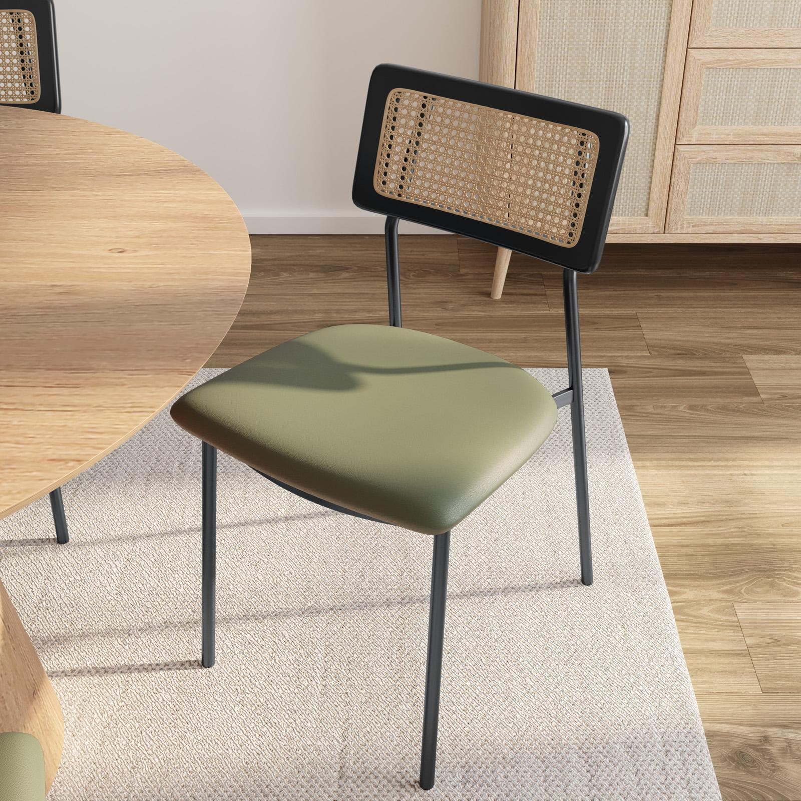Set 4 sedie in similpelle verde militare con schienale in rattan e gambe in metallo nero - Amira