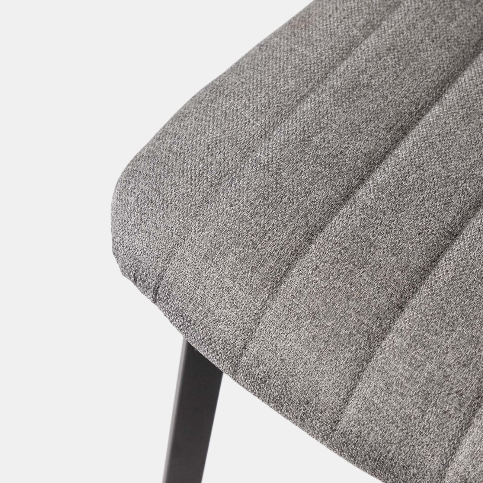 Set 4 sedie in tessuto grigio chiaro con gambe in metallo nero - Mick