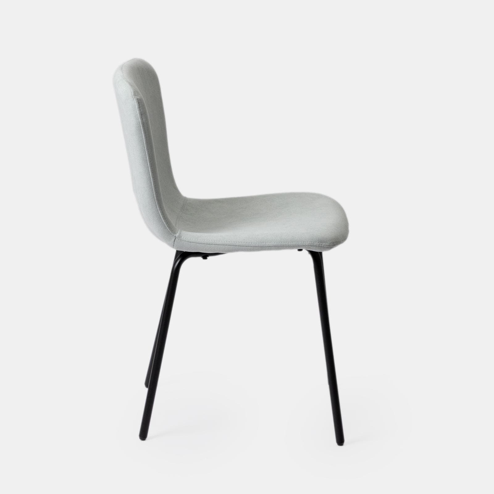 Set 4 sedie in tessuto grigio ghiaccio con gambe in metallo nero - Belita