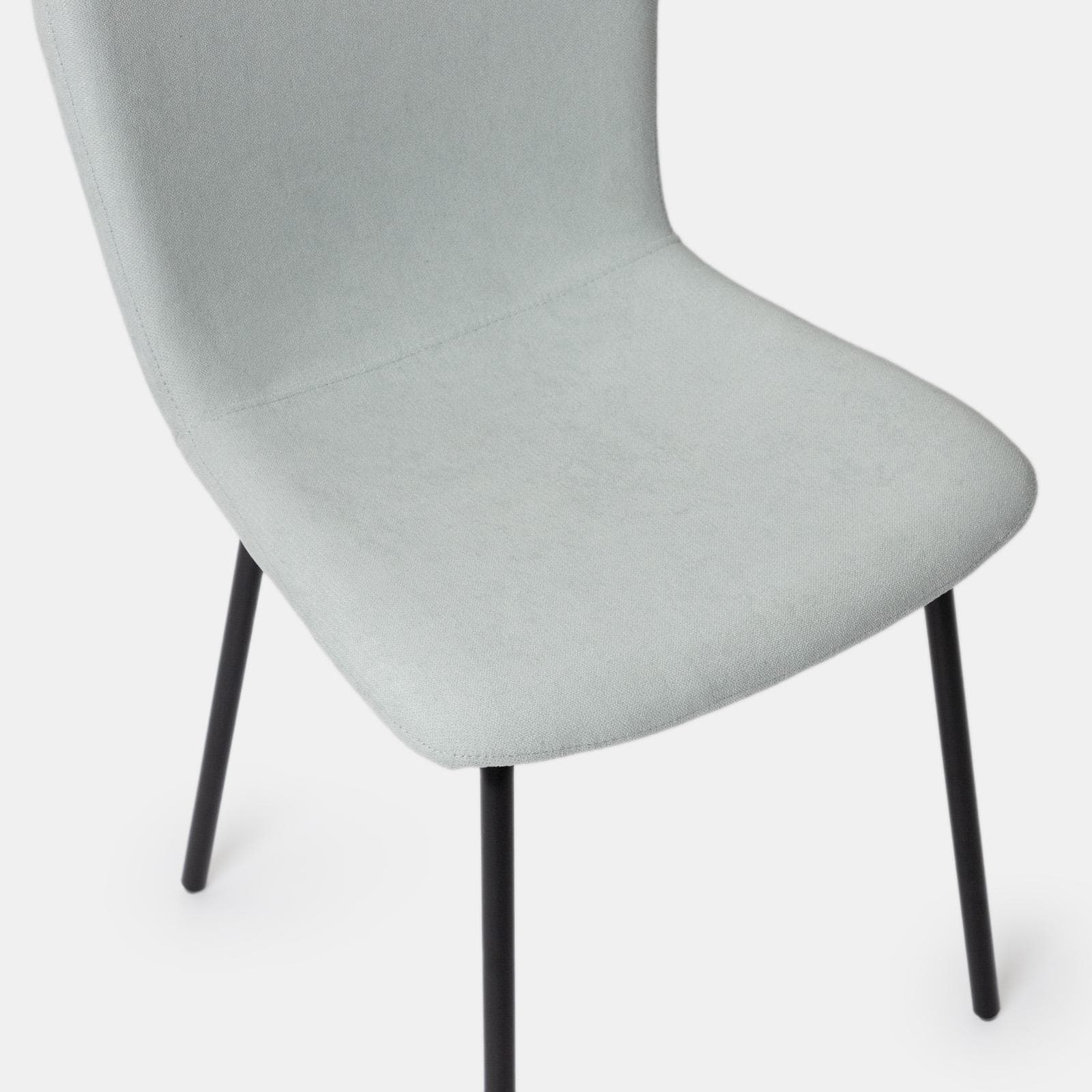 Set 4 sedie in tessuto grigio ghiaccio con gambe in metallo nero - Belita