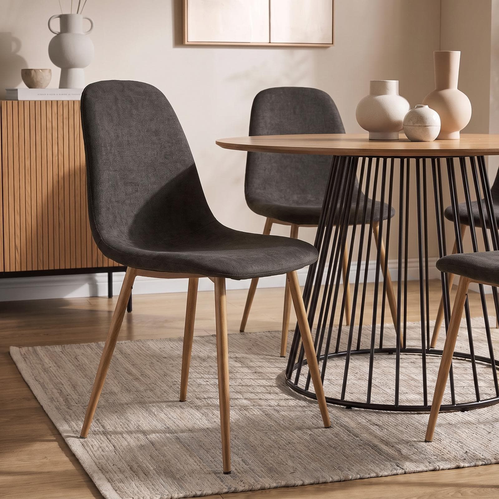 Set 4 sedie in tessuto nero con gambe effetto legno - Finesse