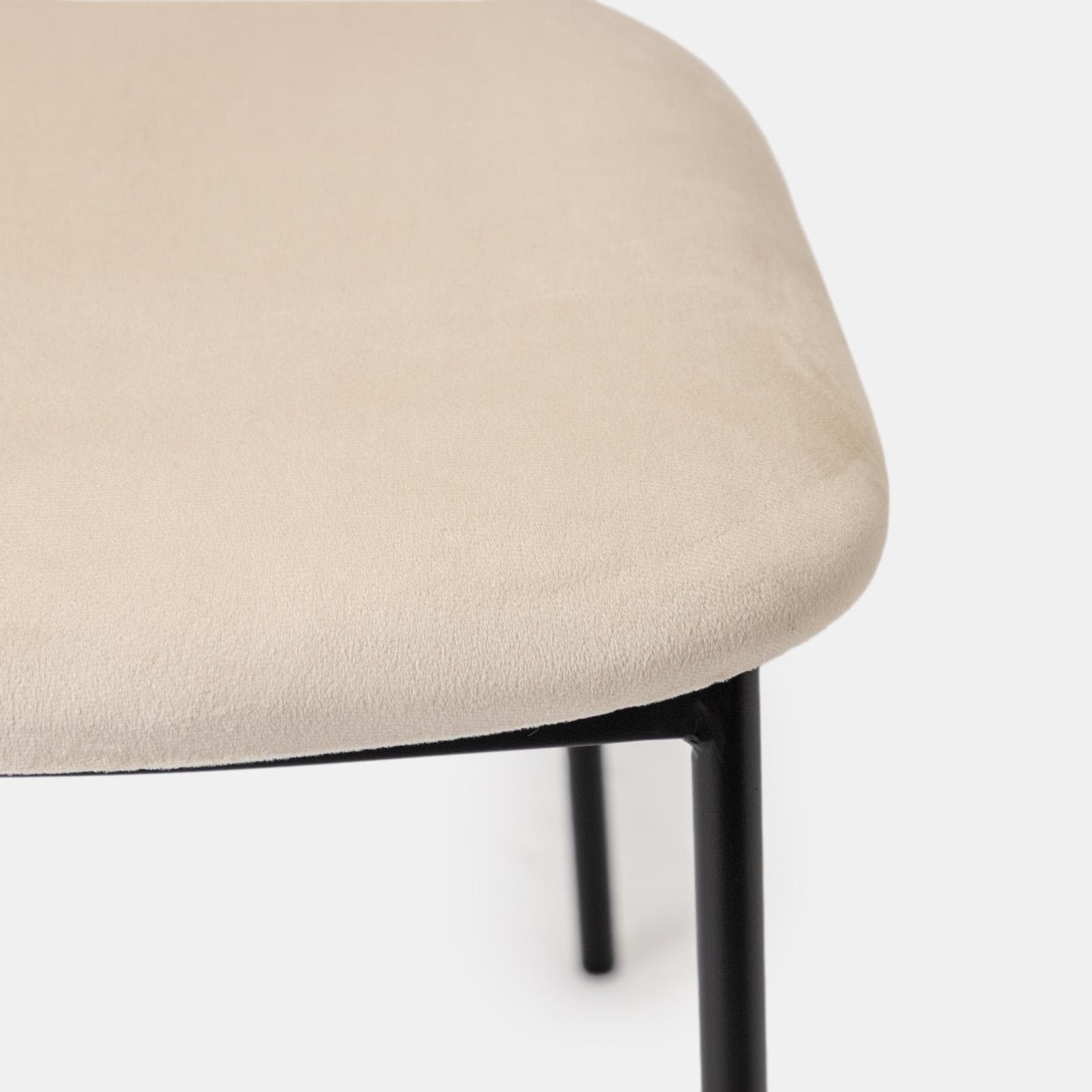 Set 4 sedie in velluto beige con schienale in rattan e gambe in metallo nero - Amira