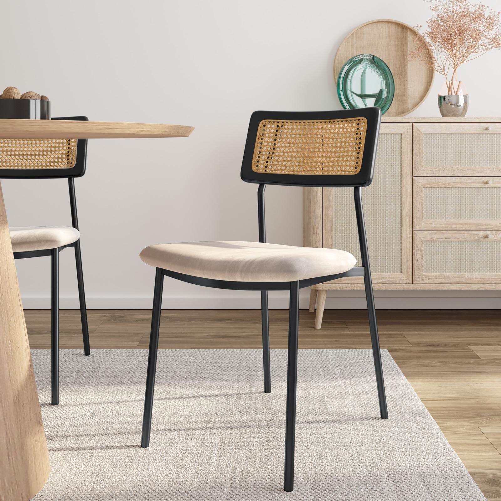 Set 4 sedie in velluto beige con schienale in rattan e gambe in metallo nero - Amira