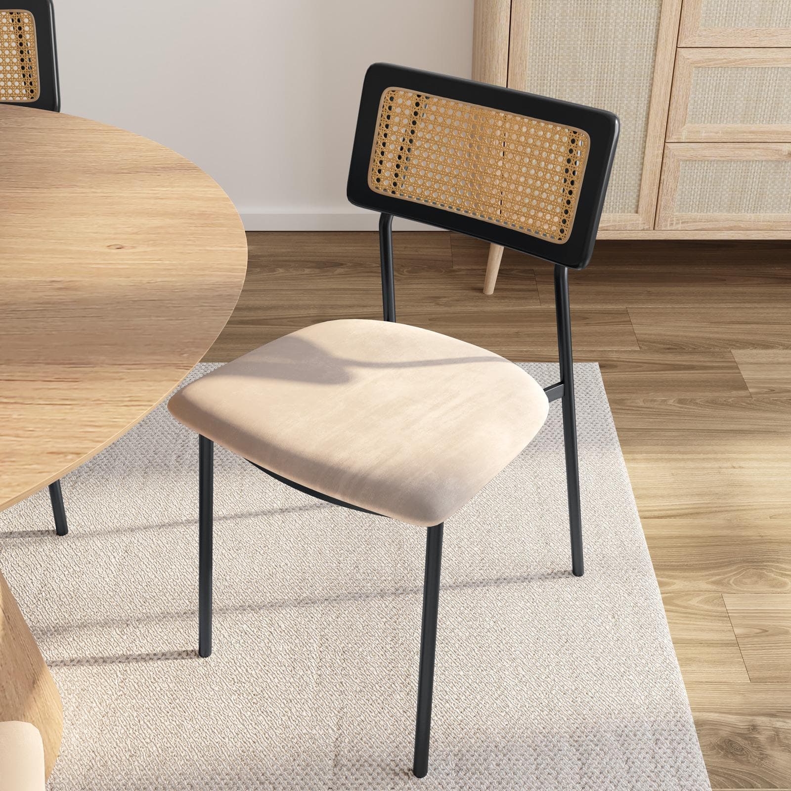 Set 4 sedie in velluto beige con schienale in rattan e gambe in metallo nero - Amira