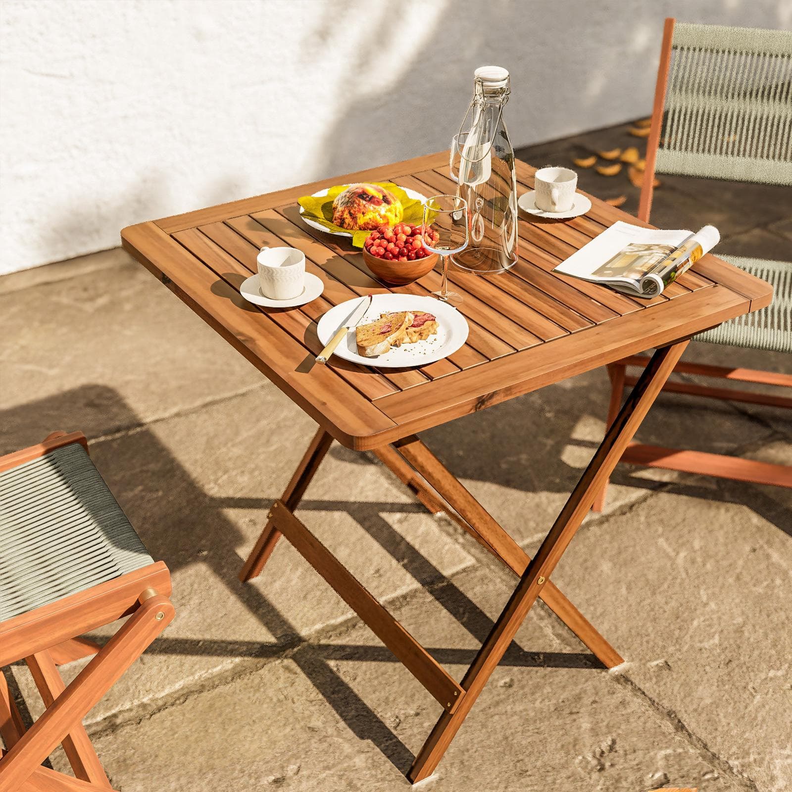Set bistrot tavolo pieghevole 60x60 cm e 2 sedie pieghevoli in legno di acacia e corda tortora - Yadira