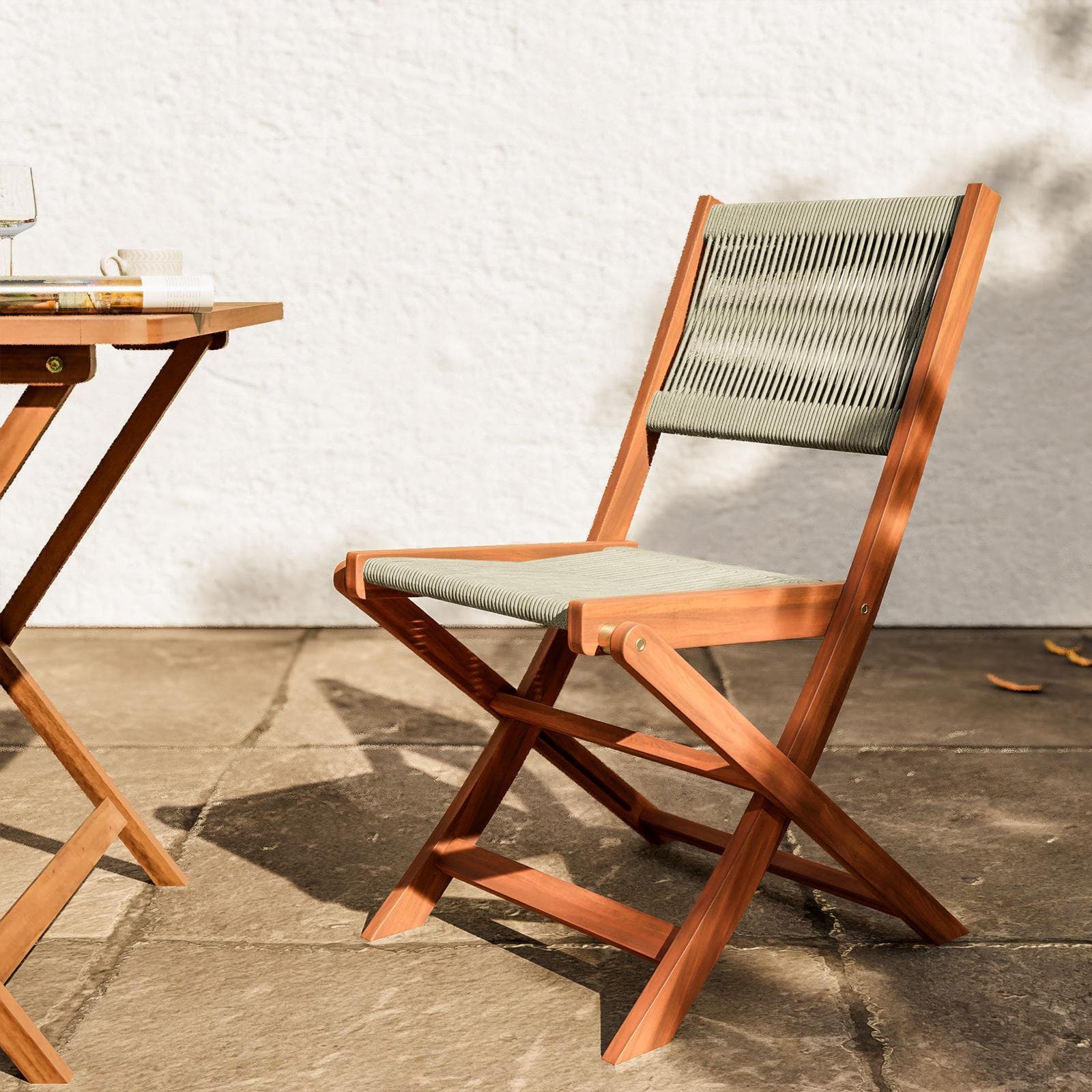 Set bistrot tavolo pieghevole 60x60 cm e 2 sedie pieghevoli in legno di acacia e corda tortora - Yadira