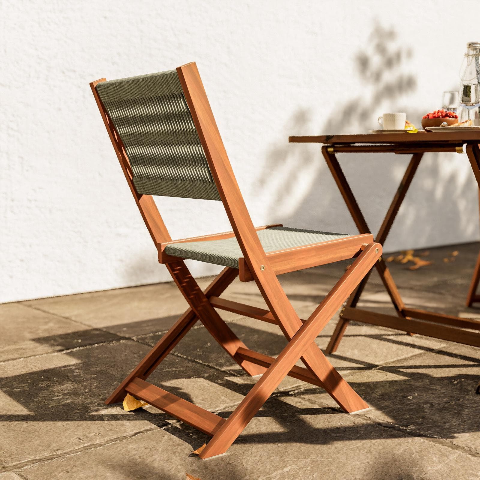 Set bistrot tavolo pieghevole 60x60 cm e 2 sedie pieghevoli in legno di acacia e corda tortora - Yadira