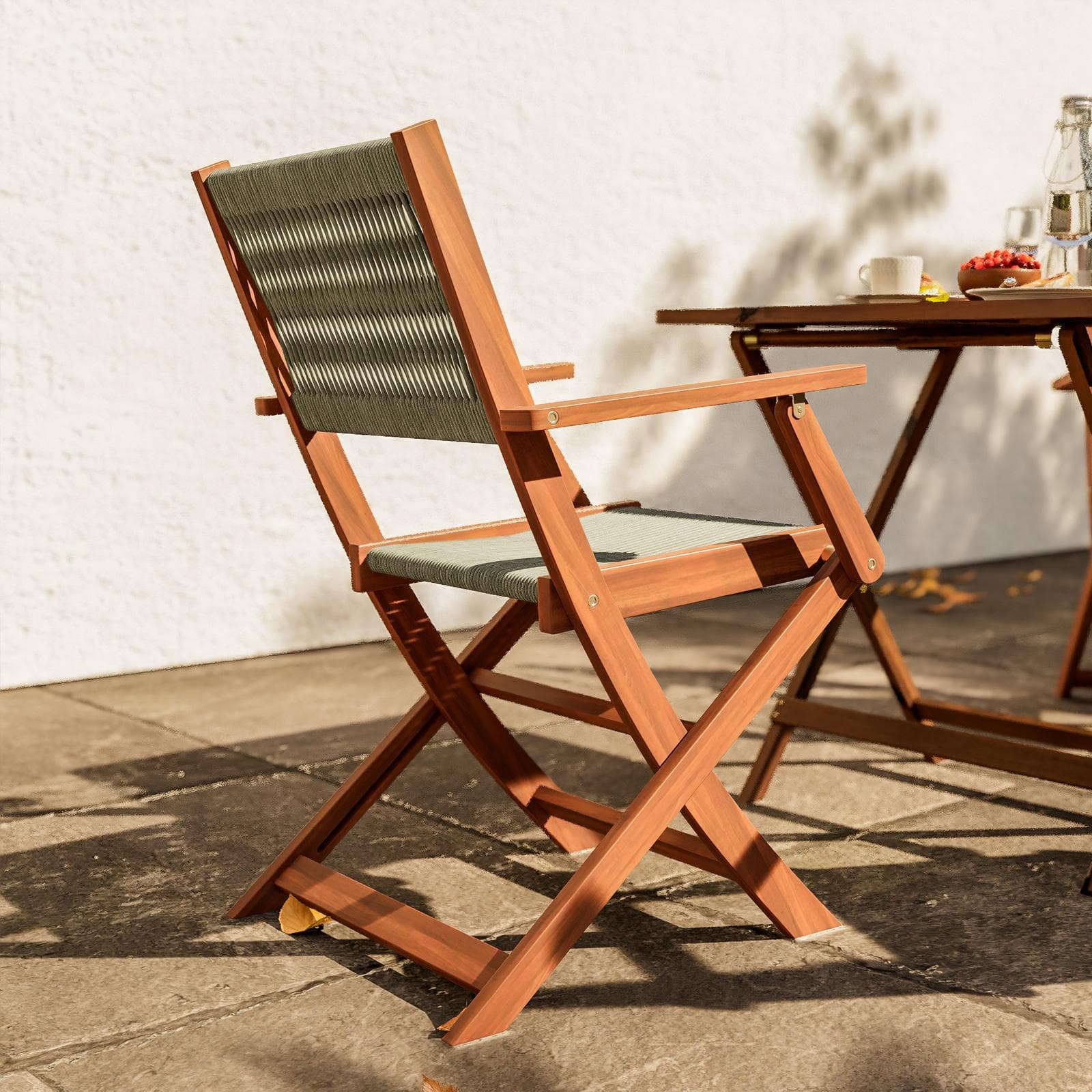 Set bistrot tavolo pieghevole 70x70 cm e 2 sedie pieghevoli con braccioli in legno di acacia e corda tortora - Yadira
